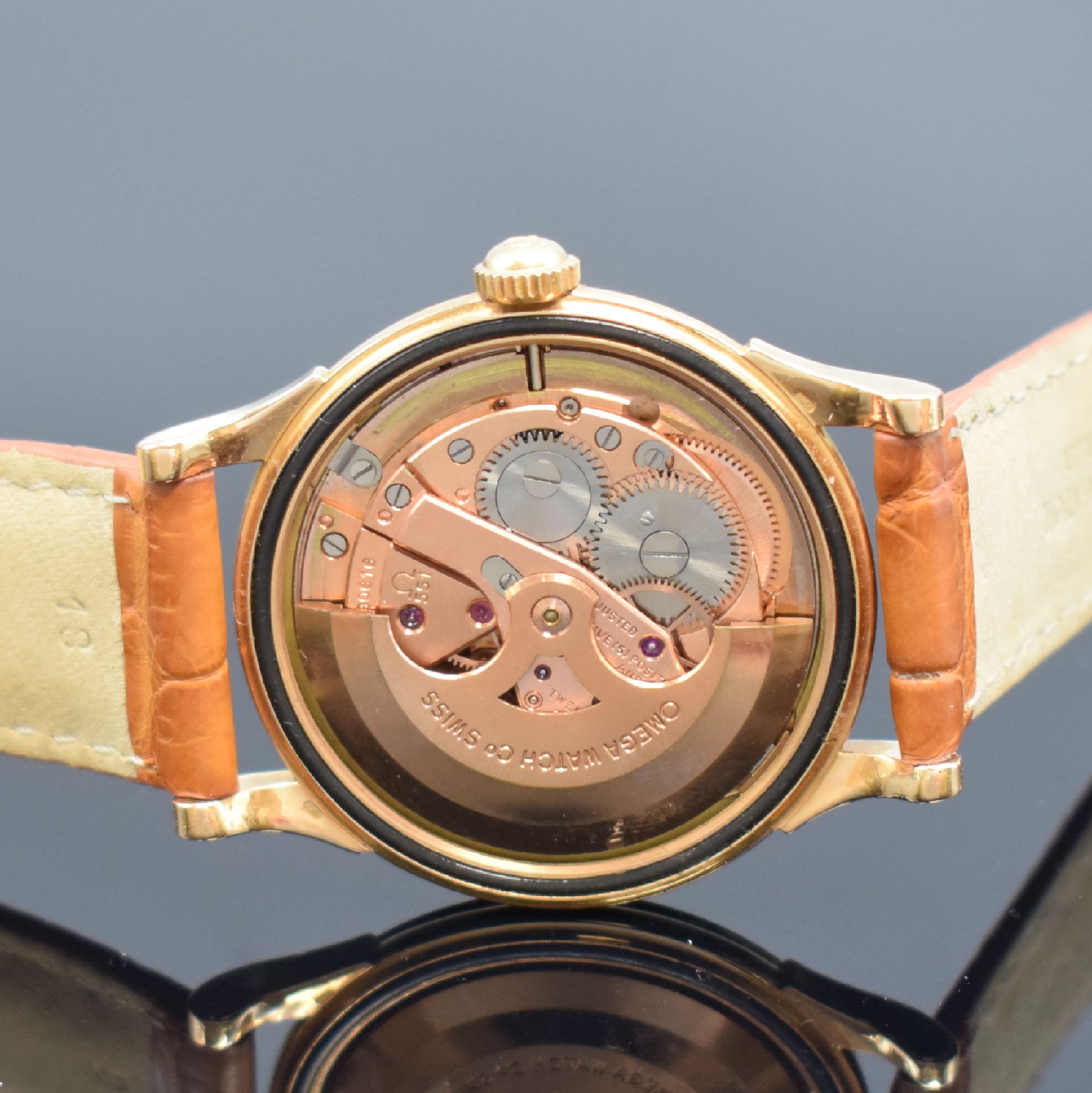Detail d: OMEGA Constellation Chronometer Herrenarmbanduhr in RG 750/000 Referenz 14381.2, Schweiz um 1961, Automatik, verschr. Boden m. Darst. Sternwarte, ...