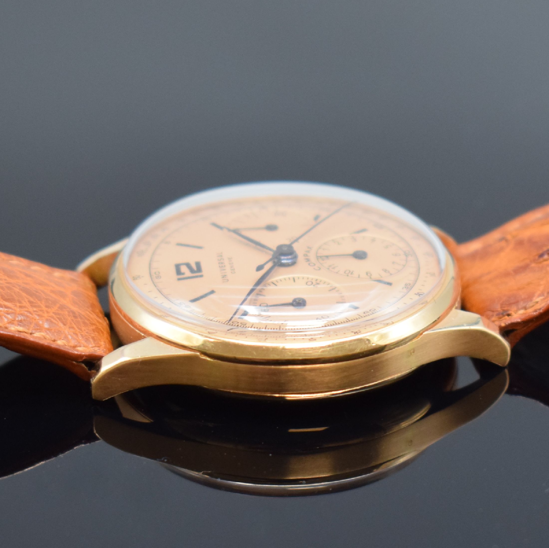 Detail c: UNIVERSAL GENEVE Compax Schaltradchronograph in RG 750/000, Schweiz um 1945, Handaufzug, Boden und Glasrand aufgedr., kupferfarb. Zifferbl. rest., ...