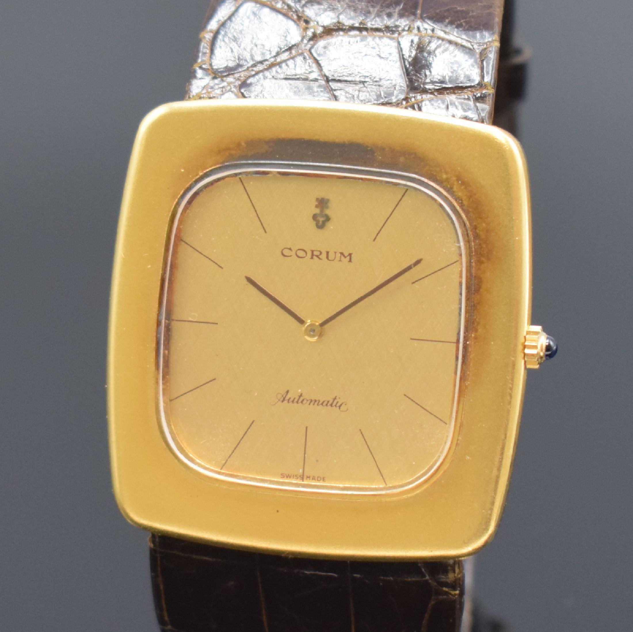 Detail a: CORUM seltene große Herrenarmbanduhr in GG 750/000 Referenz 58301, Schweiz um 1975, Automatik, 2-teil. Geh., Boden 4-fach verschr., gold. Zifferbl., ...