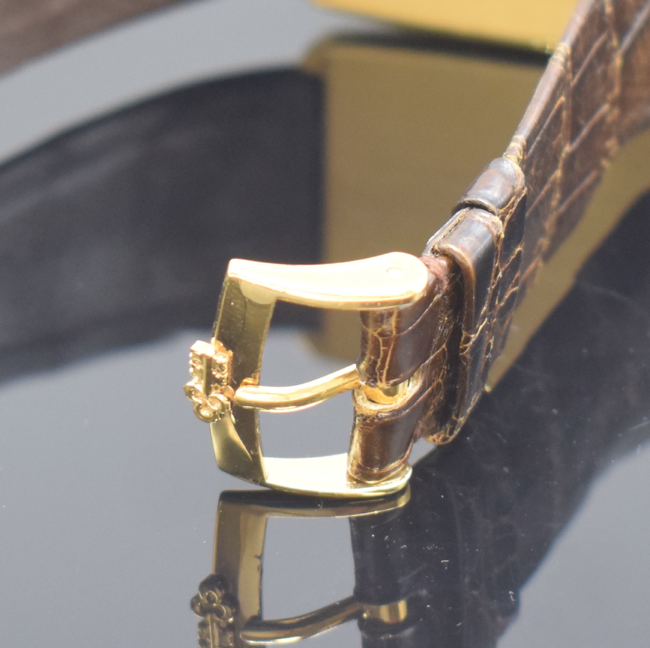 Detail b: CORUM seltene große Herrenarmbanduhr in GG 750/000 Referenz 58301, Schweiz um 1975, Automatik, 2-teil. Geh., Boden 4-fach verschr., gold. Zifferbl., ...