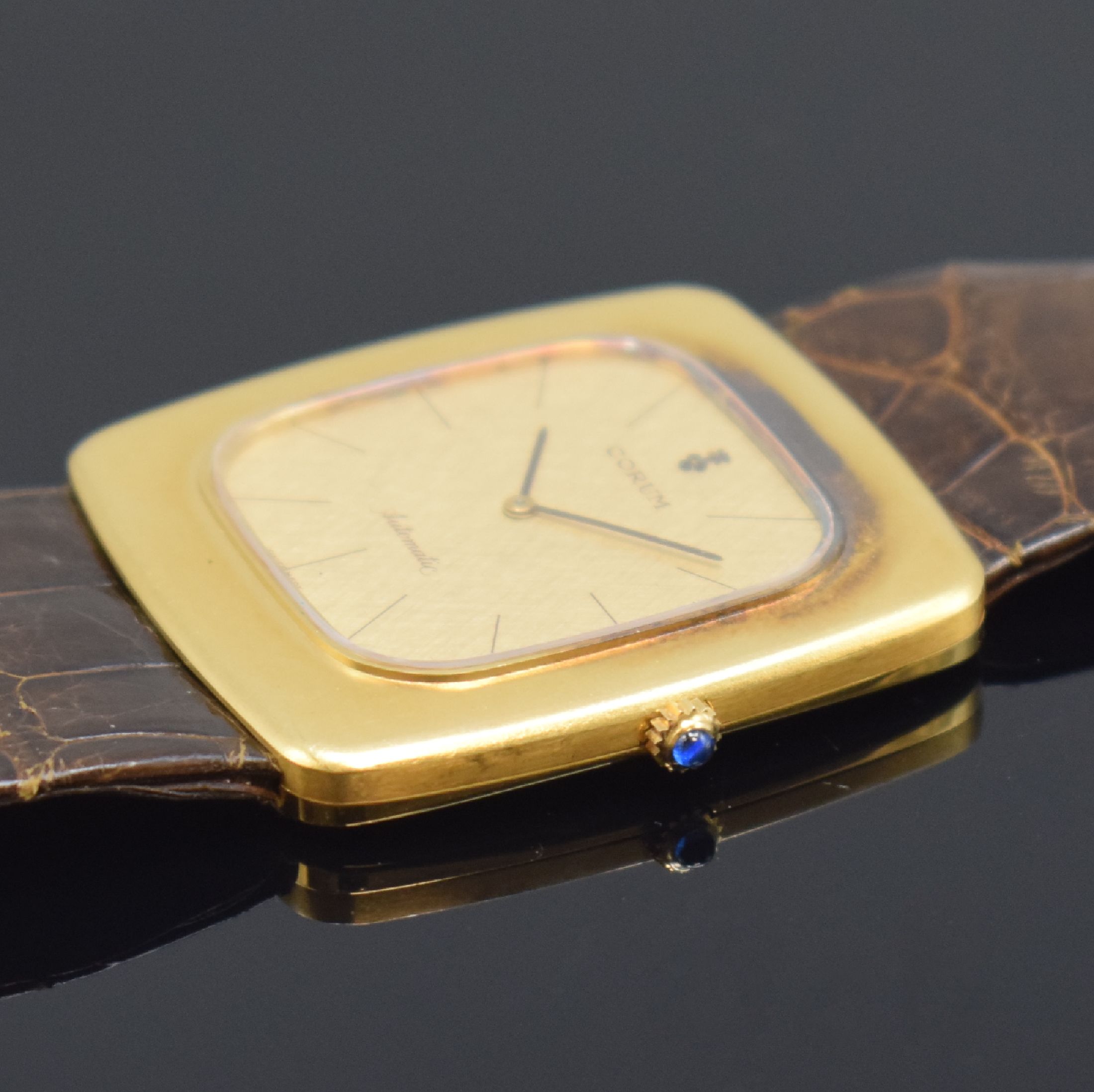 Detail c: CORUM seltene große Herrenarmbanduhr in GG 750/000 Referenz 58301, Schweiz um 1975, Automatik, 2-teil. Geh., Boden 4-fach verschr., gold. Zifferbl., ...