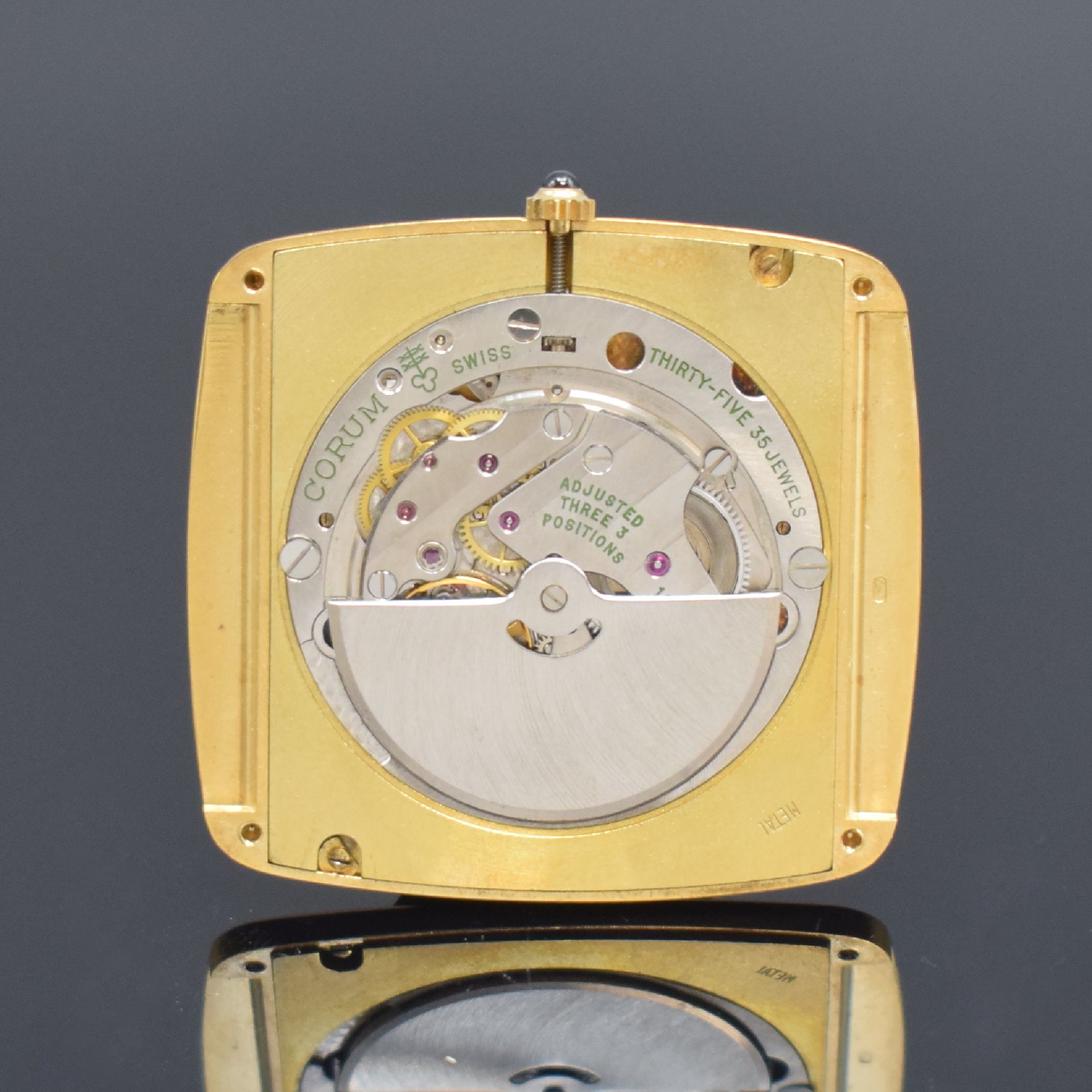 Detail g: CORUM seltene große Herrenarmbanduhr in GG 750/000 Referenz 58301, Schweiz um 1975, Automatik, 2-teil. Geh., Boden 4-fach verschr., gold. Zifferbl., ...