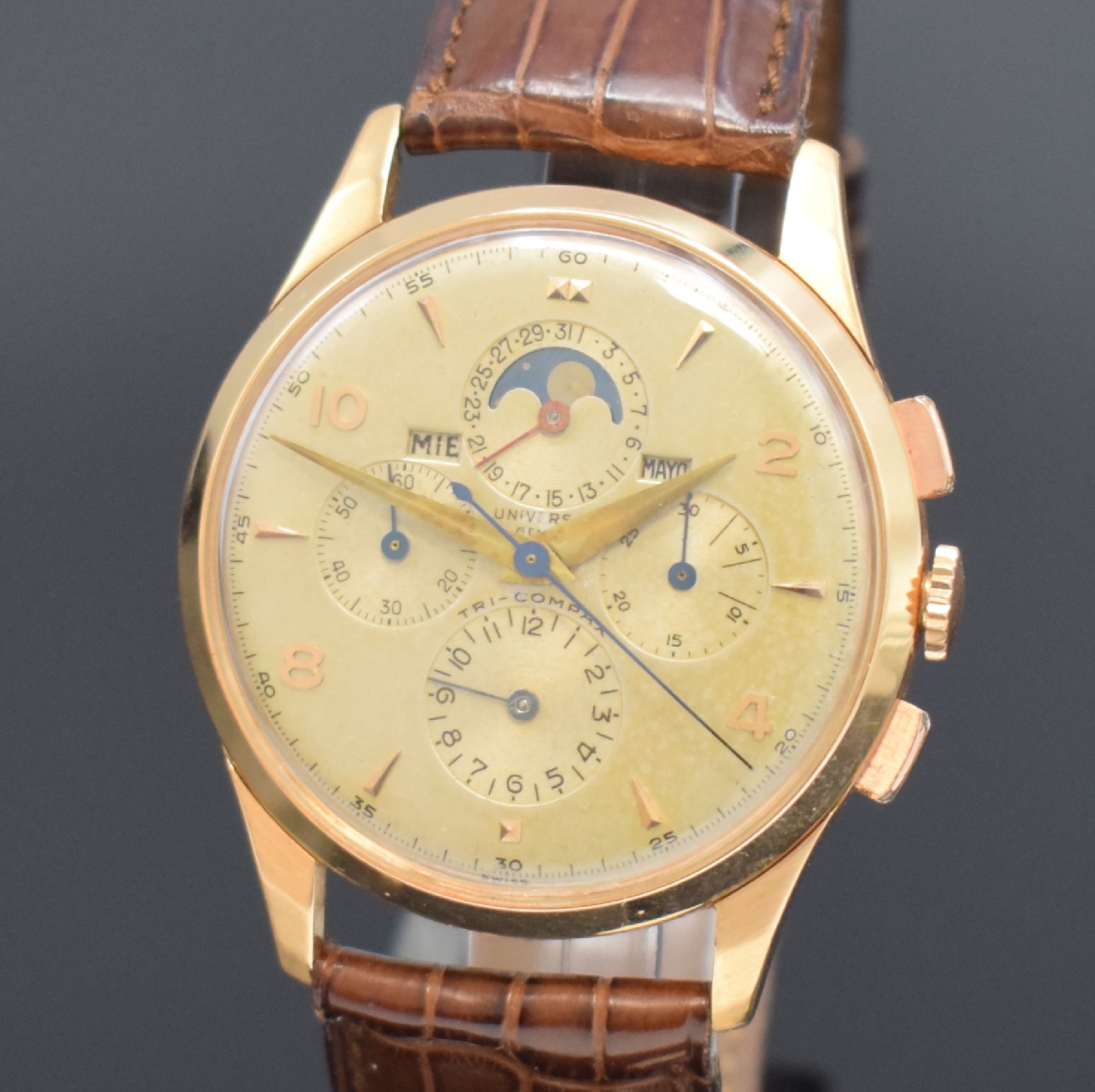 Detail a: UNIVERSAL GENEVE Tri-Compax 37,5 mm Schaltradchronograph mit Vollkalender in RG 750/000 Referenz 12285, Schweiz um 1945, Handaufzug, 3-tlg. Geh., ...