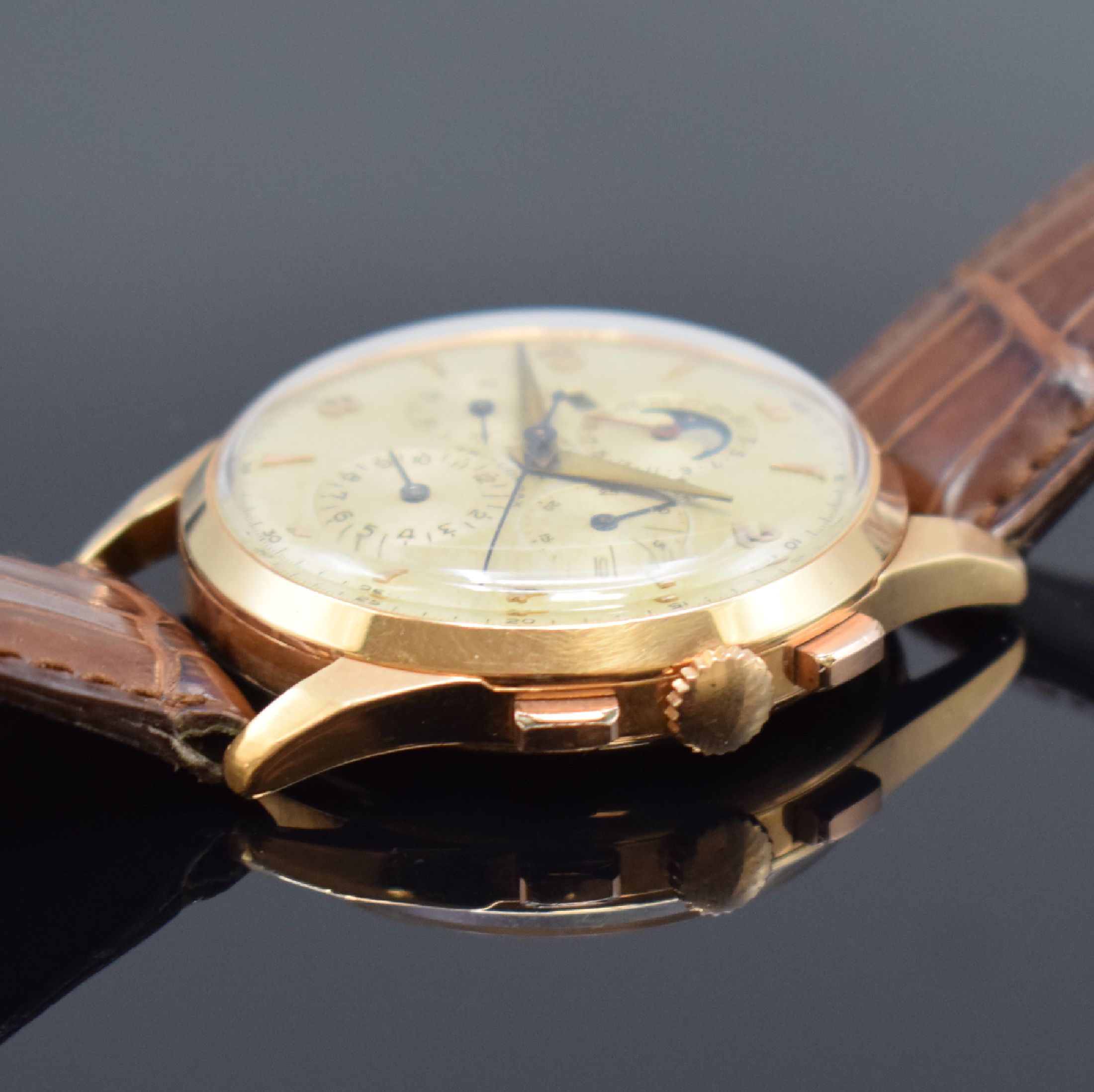 Detail b: UNIVERSAL GENEVE Tri-Compax 37,5 mm Schaltradchronograph mit Vollkalender in RG 750/000 Referenz 12285, Schweiz um 1945, Handaufzug, 3-tlg. Geh., ...