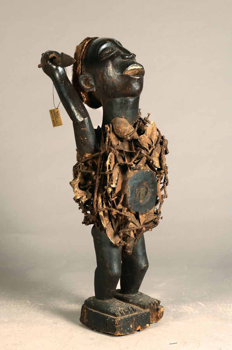 Große Kraftfigur, sog. Nkisi, Kongo, Bakongo, 20. Jh., Holz, beschnitzt, dunkle Patina, Spiegelfetisch, Größe verweist auf gemeinschaftliche ...