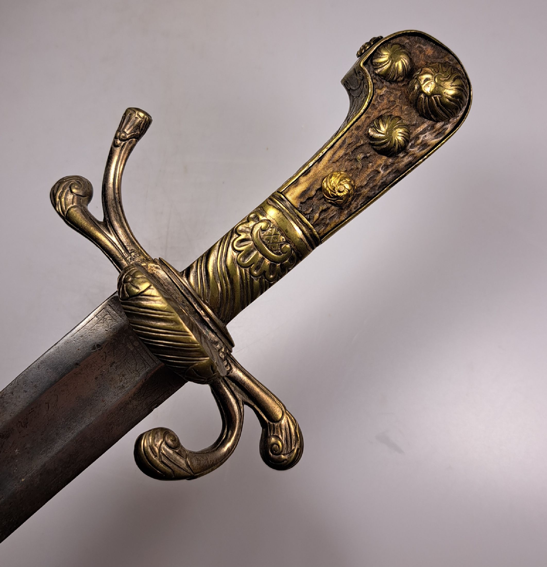 Detail a: 2 Hirschfänger, Mitteleuropa, Ende 19.Jh., Horn- bzw.- Hornschalengriff, Messingbeschläge z.T. mit Jagdmotivik, 1x mit Scheide, Alterssp., L. ges. ...