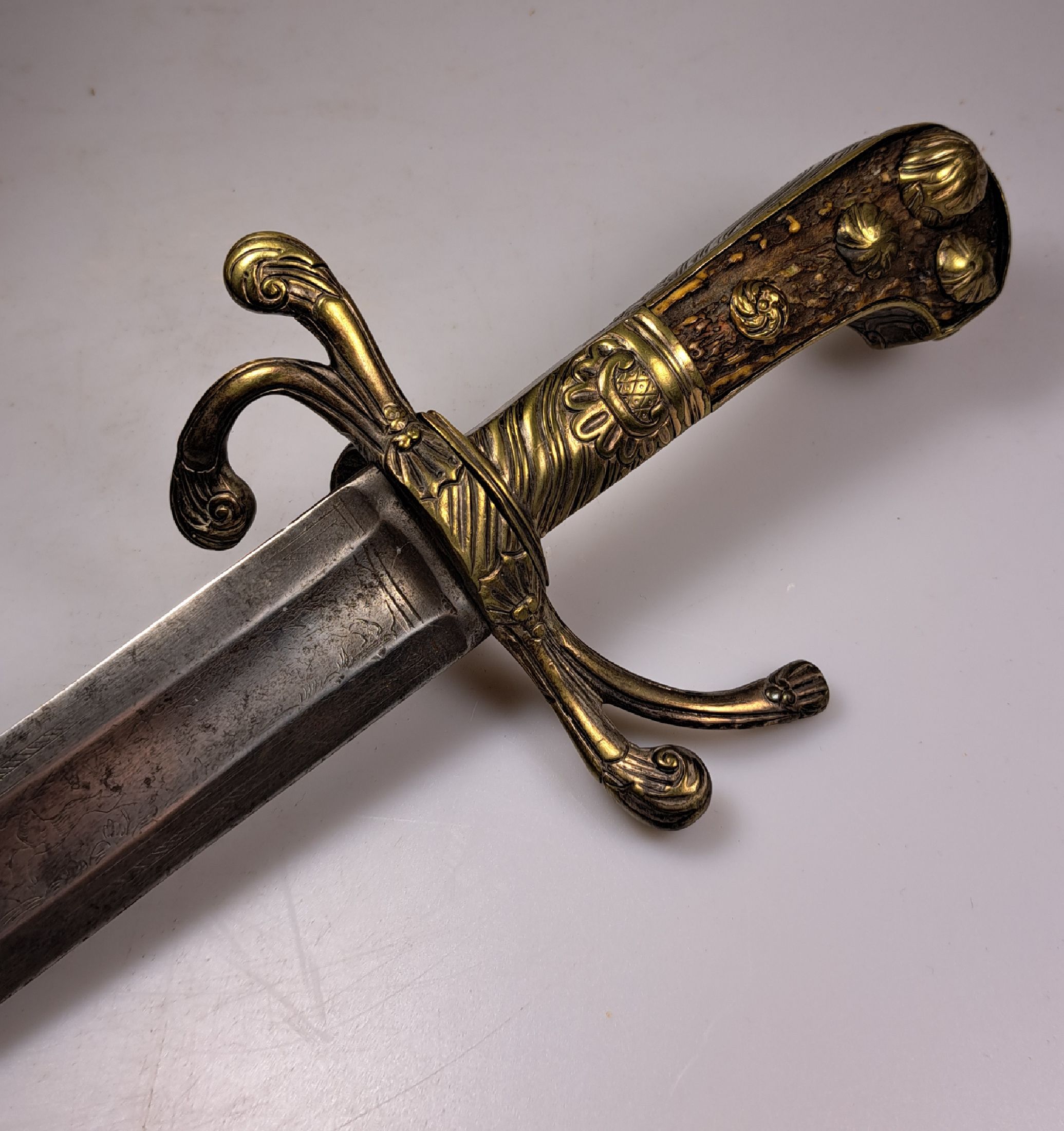 Detail b: 2 Hirschfänger, Mitteleuropa, Ende 19.Jh., Horn- bzw.- Hornschalengriff, Messingbeschläge z.T. mit Jagdmotivik, 1x mit Scheide, Alterssp., L. ges. ...