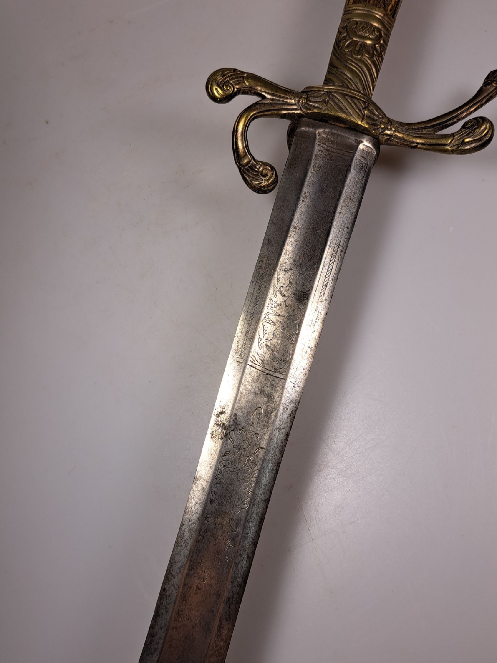 Detail c: 2 Hirschfänger, Mitteleuropa, Ende 19.Jh., Horn- bzw.- Hornschalengriff, Messingbeschläge z.T. mit Jagdmotivik, 1x mit Scheide, Alterssp., L. ges. ...