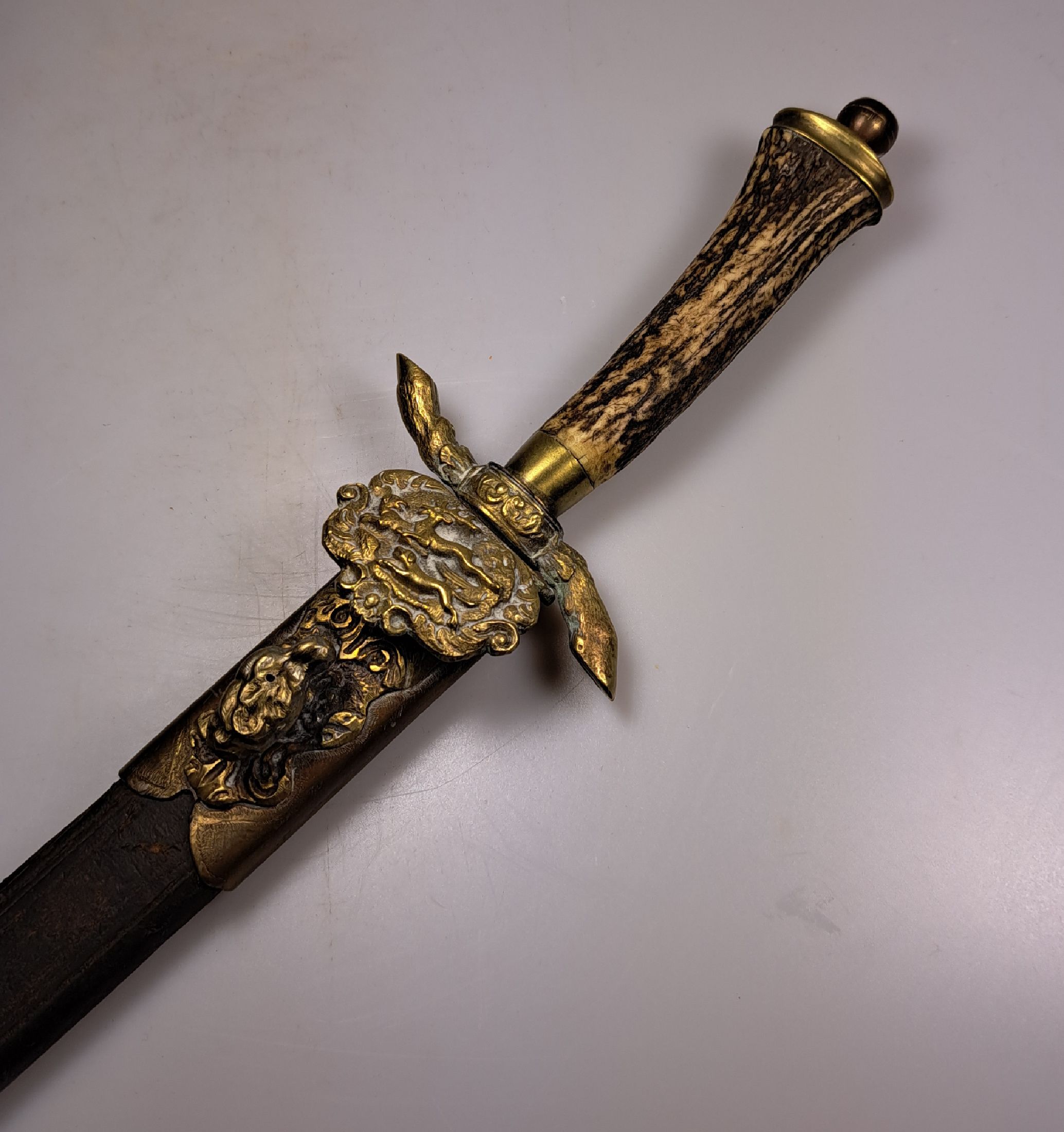 Detail d: 2 Hirschfänger, Mitteleuropa, Ende 19.Jh., Horn- bzw.- Hornschalengriff, Messingbeschläge z.T. mit Jagdmotivik, 1x mit Scheide, Alterssp., L. ges. ...