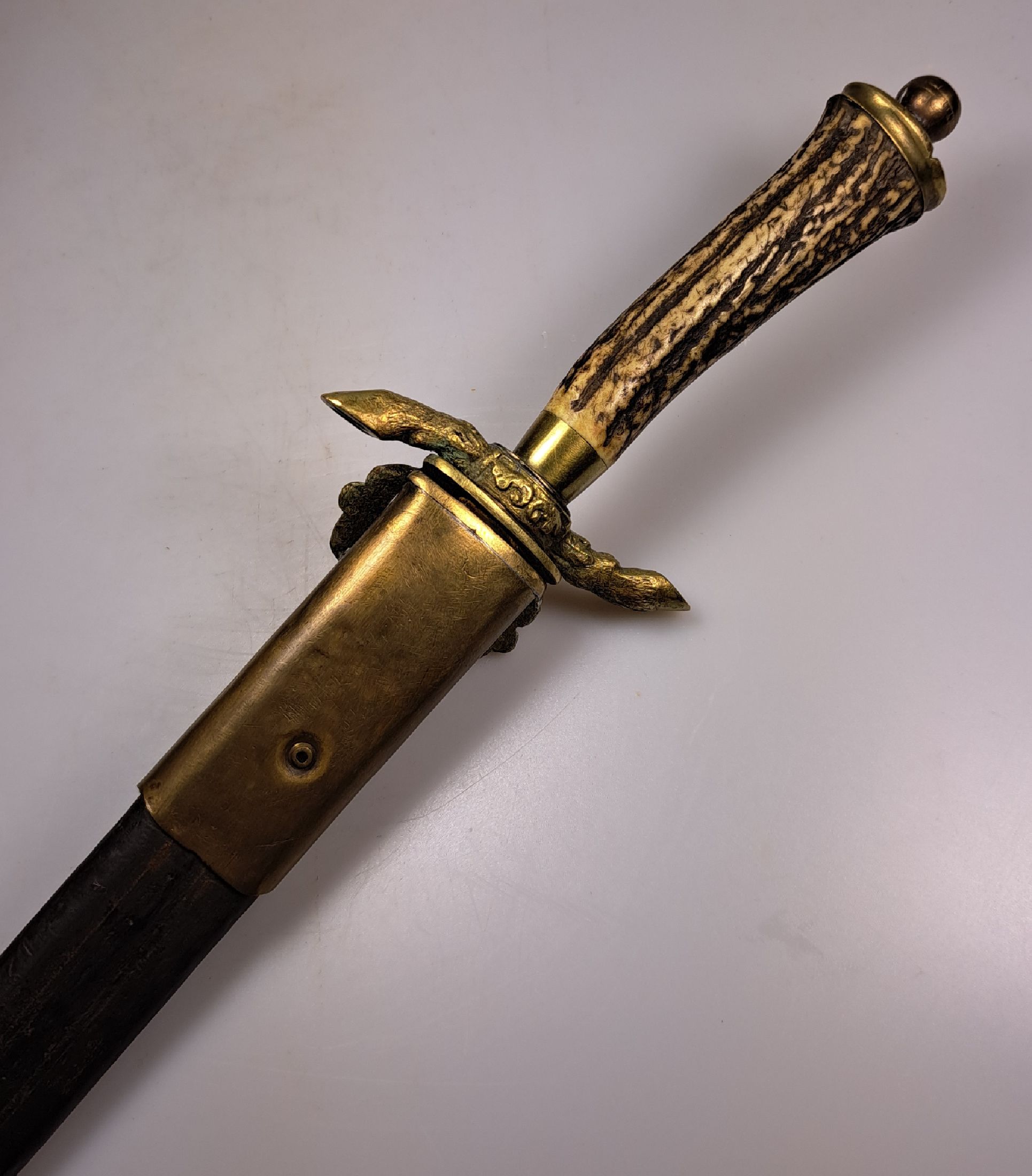 Detail e: 2 Hirschfänger, Mitteleuropa, Ende 19.Jh., Horn- bzw.- Hornschalengriff, Messingbeschläge z.T. mit Jagdmotivik, 1x mit Scheide, Alterssp., L. ges. ...