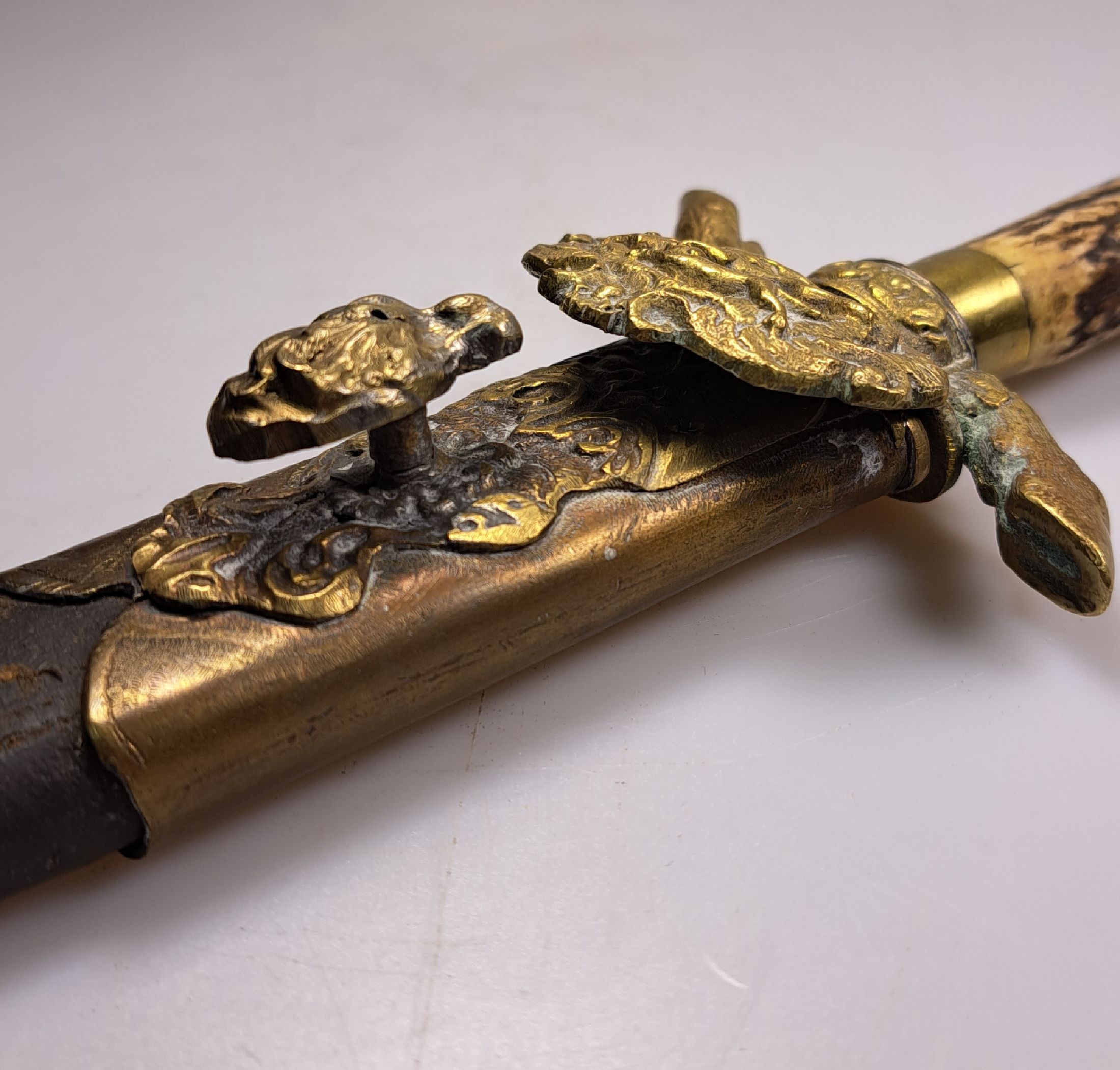 Detail f: 2 Hirschfänger, Mitteleuropa, Ende 19.Jh., Horn- bzw.- Hornschalengriff, Messingbeschläge z.T. mit Jagdmotivik, 1x mit Scheide, Alterssp., L. ges. ...