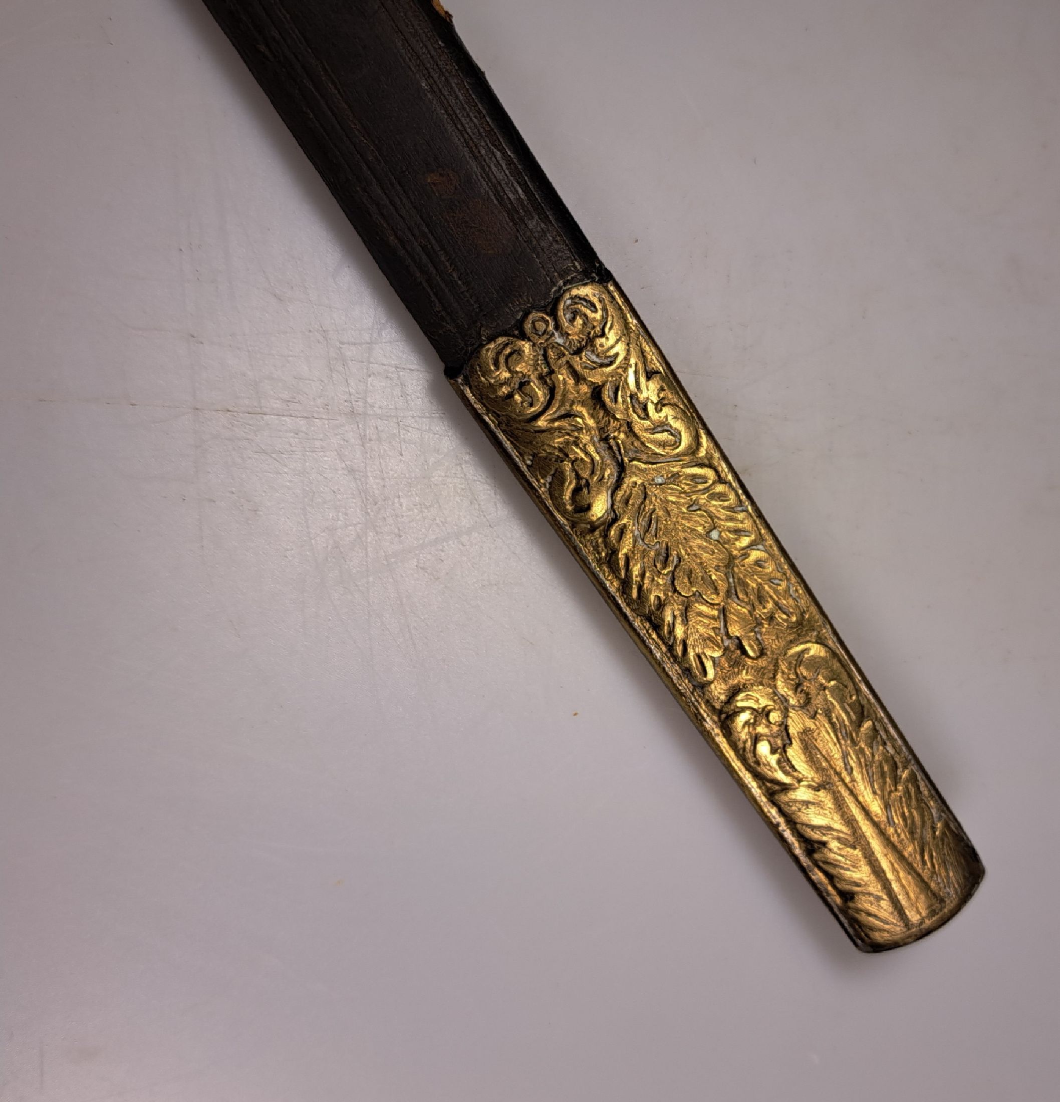 Detail g: 2 Hirschfänger, Mitteleuropa, Ende 19.Jh., Horn- bzw.- Hornschalengriff, Messingbeschläge z.T. mit Jagdmotivik, 1x mit Scheide, Alterssp., L. ges. ...