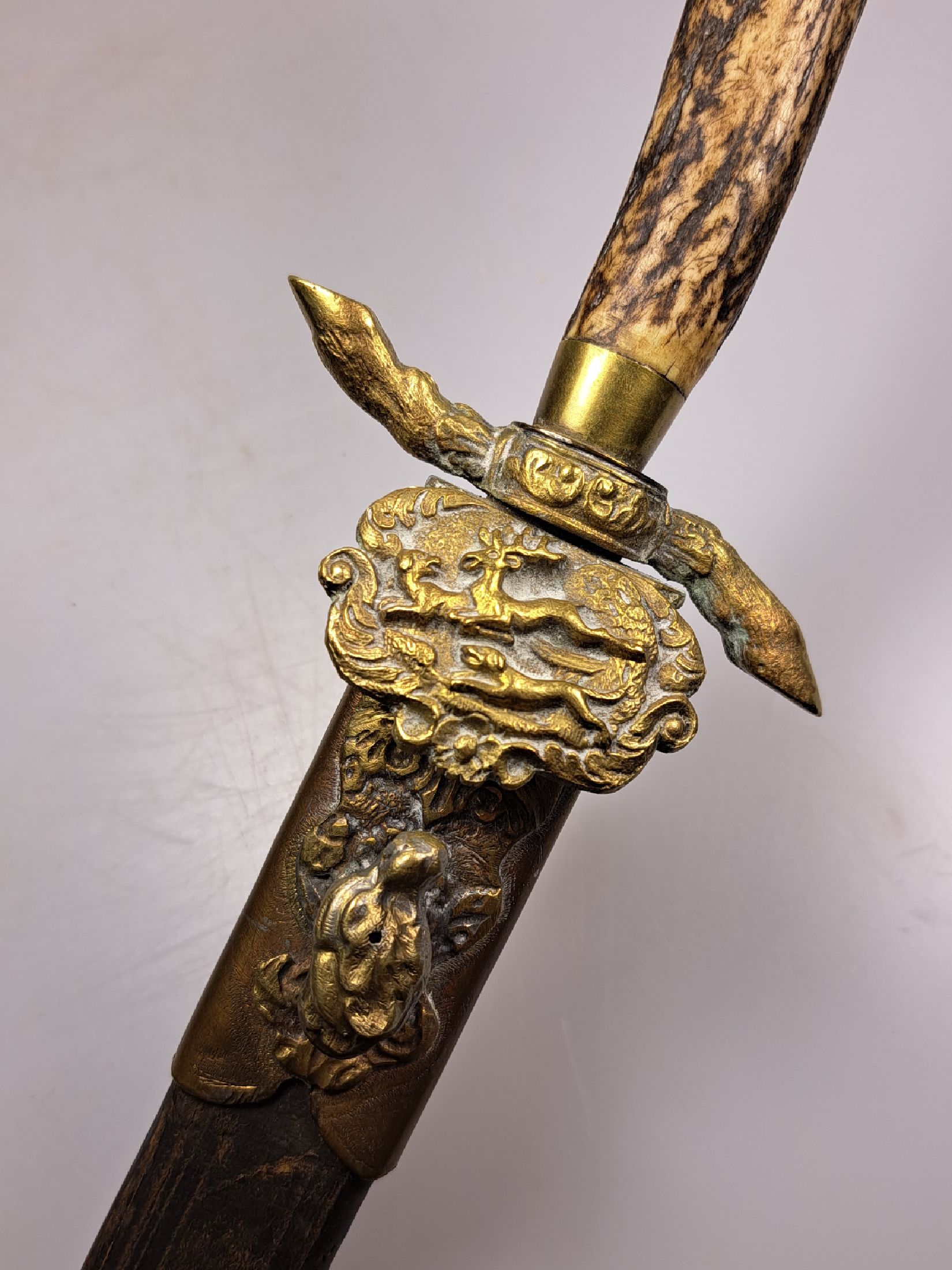 Detail h: 2 Hirschfänger, Mitteleuropa, Ende 19.Jh., Horn- bzw.- Hornschalengriff, Messingbeschläge z.T. mit Jagdmotivik, 1x mit Scheide, Alterssp., L. ges. ...