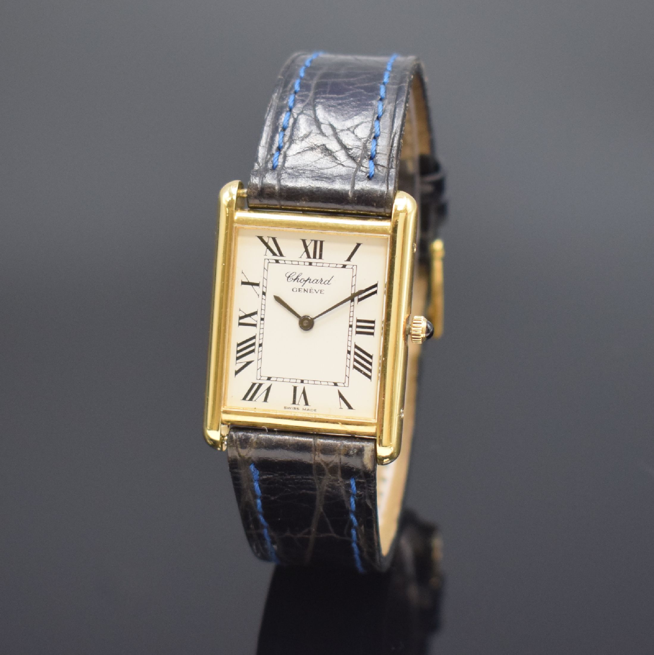 CHOPARD Damenarmbanduhr in GG 750/000 Referenz2221, Schweiz um 1980, quarz, 4-fach verschr. Gehäuse, weißes Zifferbl. m. röm. Zahlen, schwarze ...