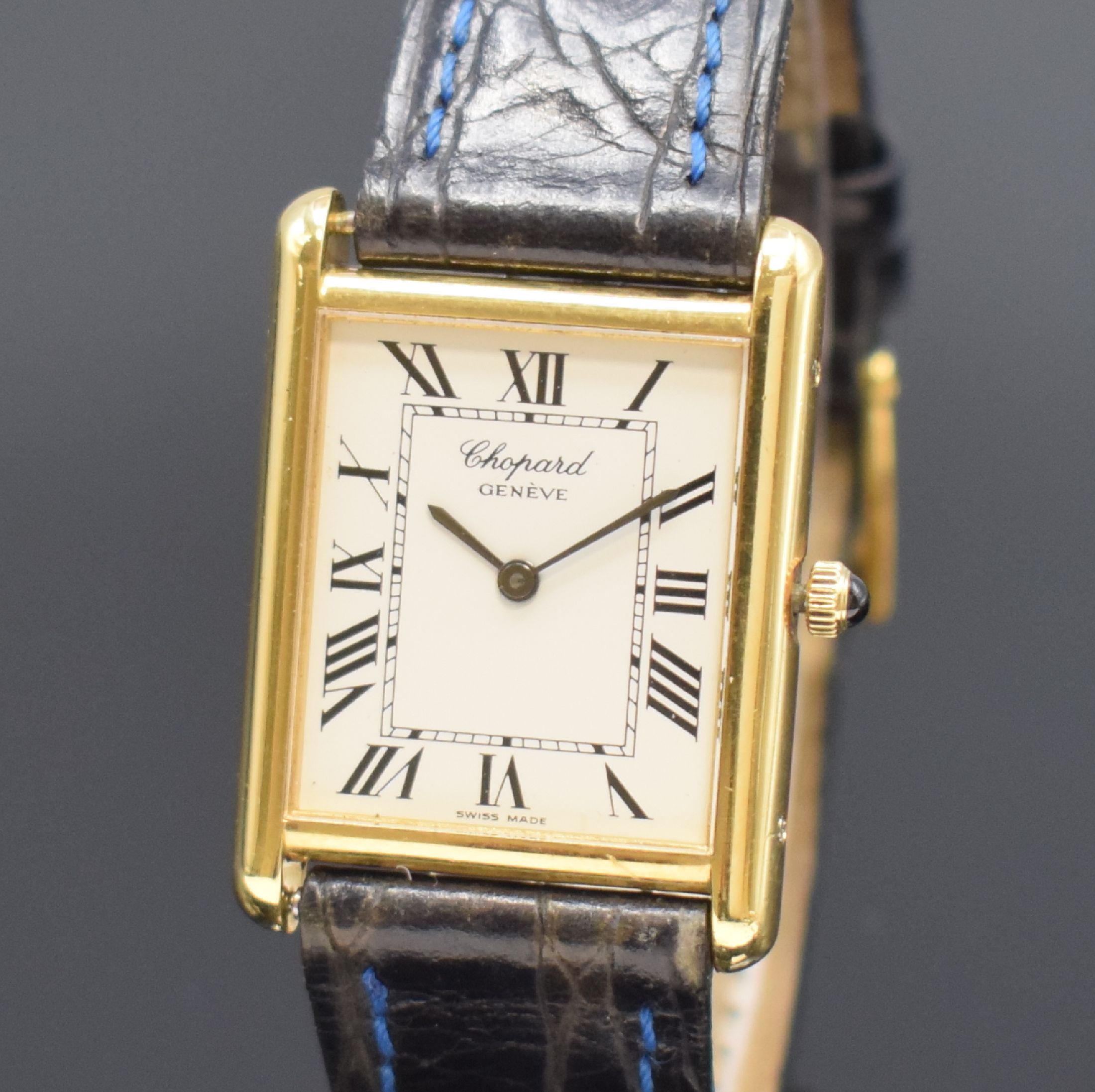 Detail a: CHOPARD Damenarmbanduhr in GG 750/000 Referenz2221, Schweiz um 1980, quarz, 4-fach verschr. Gehäuse, weißes Zifferbl. m. röm. Zahlen, schwarze ...
