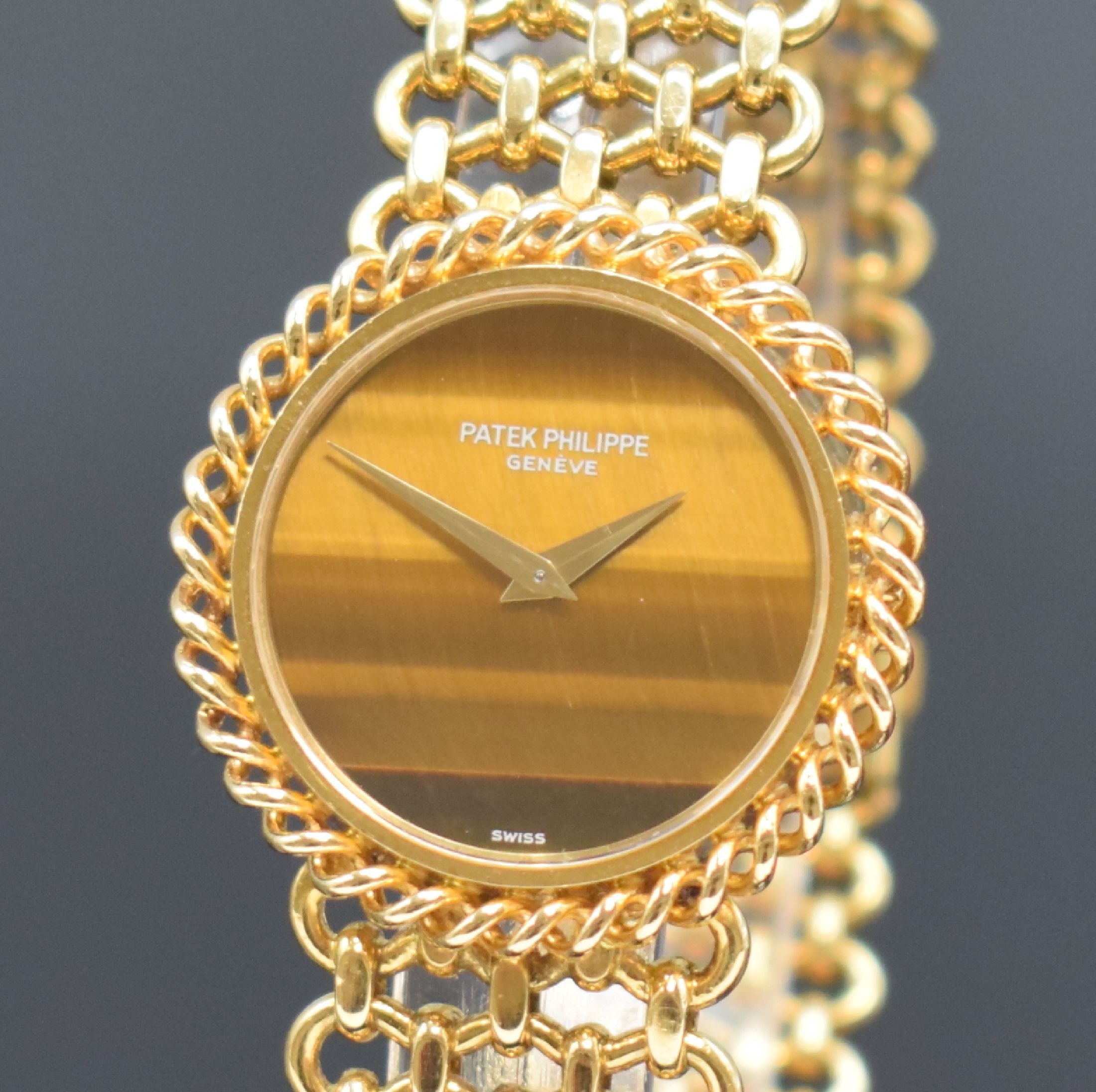 Detail a: PATEK PHILIPPE Damengoldbanduhr Referenz 4283 mit Tigerauge-Zifferblatt, Schweiz um 1980, Handaufzug, gedr. Geh., Kordel-Lünette, anges. Kettenband ...