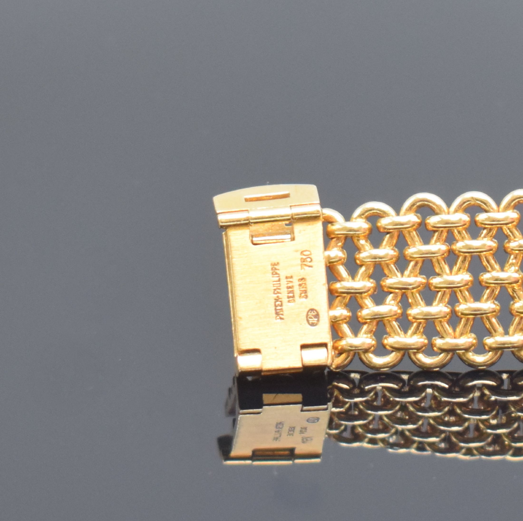 Detail c: PATEK PHILIPPE Damengoldbanduhr Referenz 4283 mit Tigerauge-Zifferblatt, Schweiz um 1980, Handaufzug, gedr. Geh., Kordel-Lünette, anges. Kettenband ...