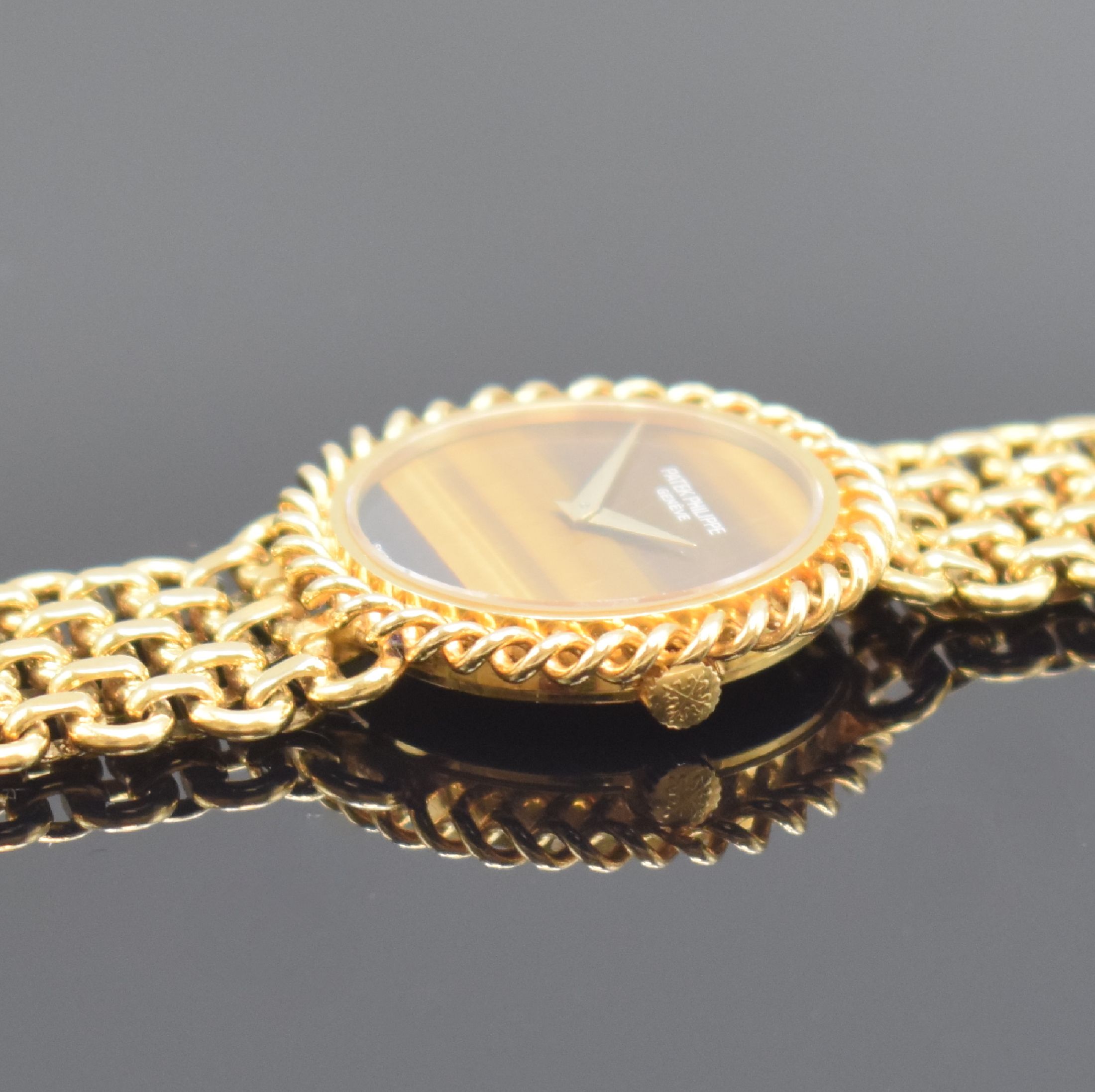 Detail d: PATEK PHILIPPE Damengoldbanduhr Referenz 4283 mit Tigerauge-Zifferblatt, Schweiz um 1980, Handaufzug, gedr. Geh., Kordel-Lünette, anges. Kettenband ...