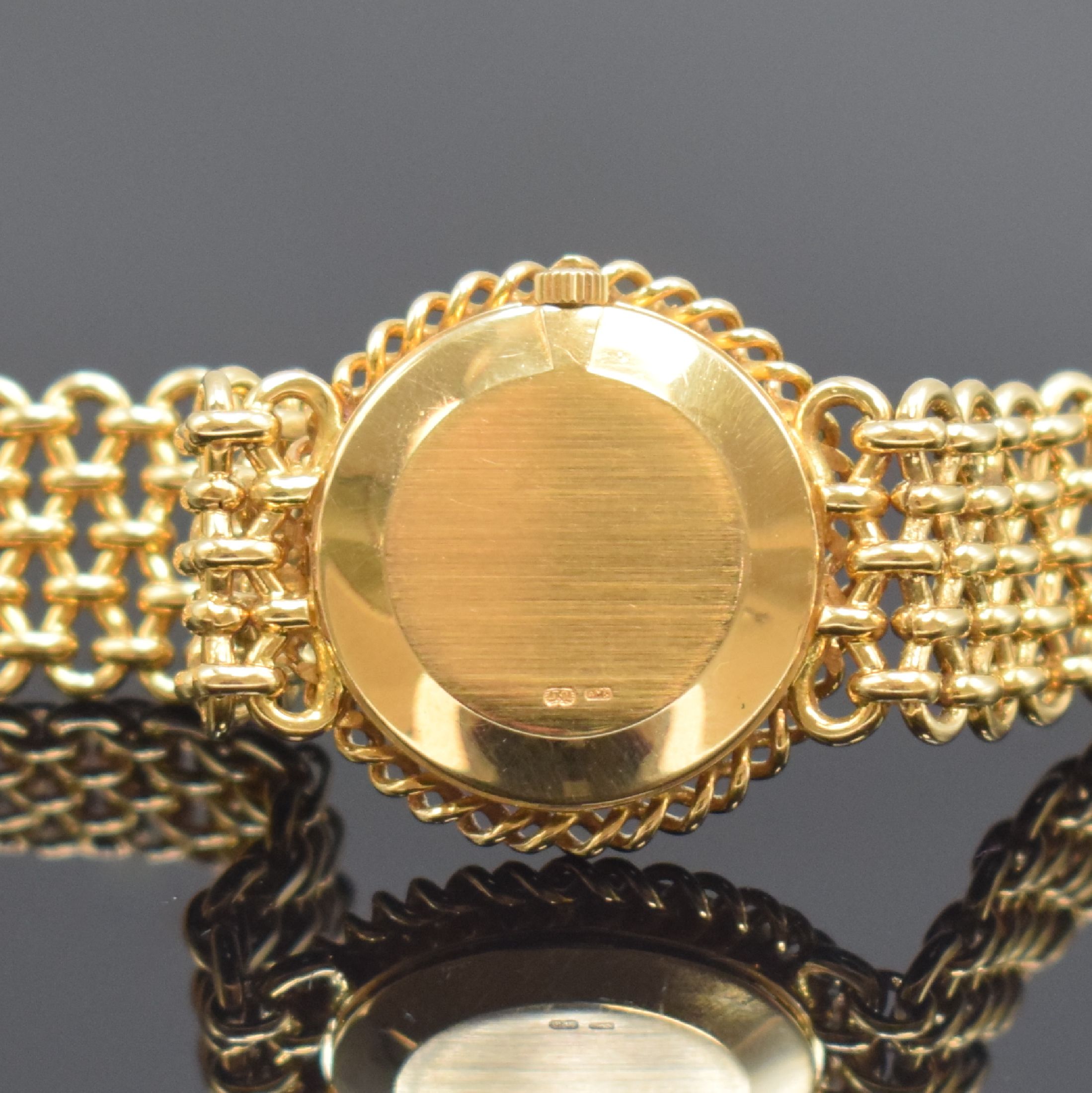 Detail e: PATEK PHILIPPE Damengoldbanduhr Referenz 4283 mit Tigerauge-Zifferblatt, Schweiz um 1980, Handaufzug, gedr. Geh., Kordel-Lünette, anges. Kettenband ...