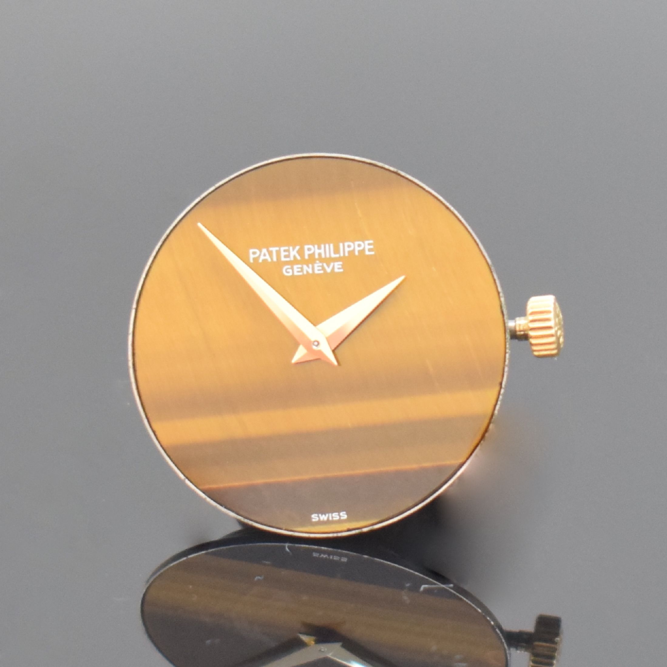 Detail g: PATEK PHILIPPE Damengoldbanduhr Referenz 4283 mit Tigerauge-Zifferblatt, Schweiz um 1980, Handaufzug, gedr. Geh., Kordel-Lünette, anges. Kettenband ...