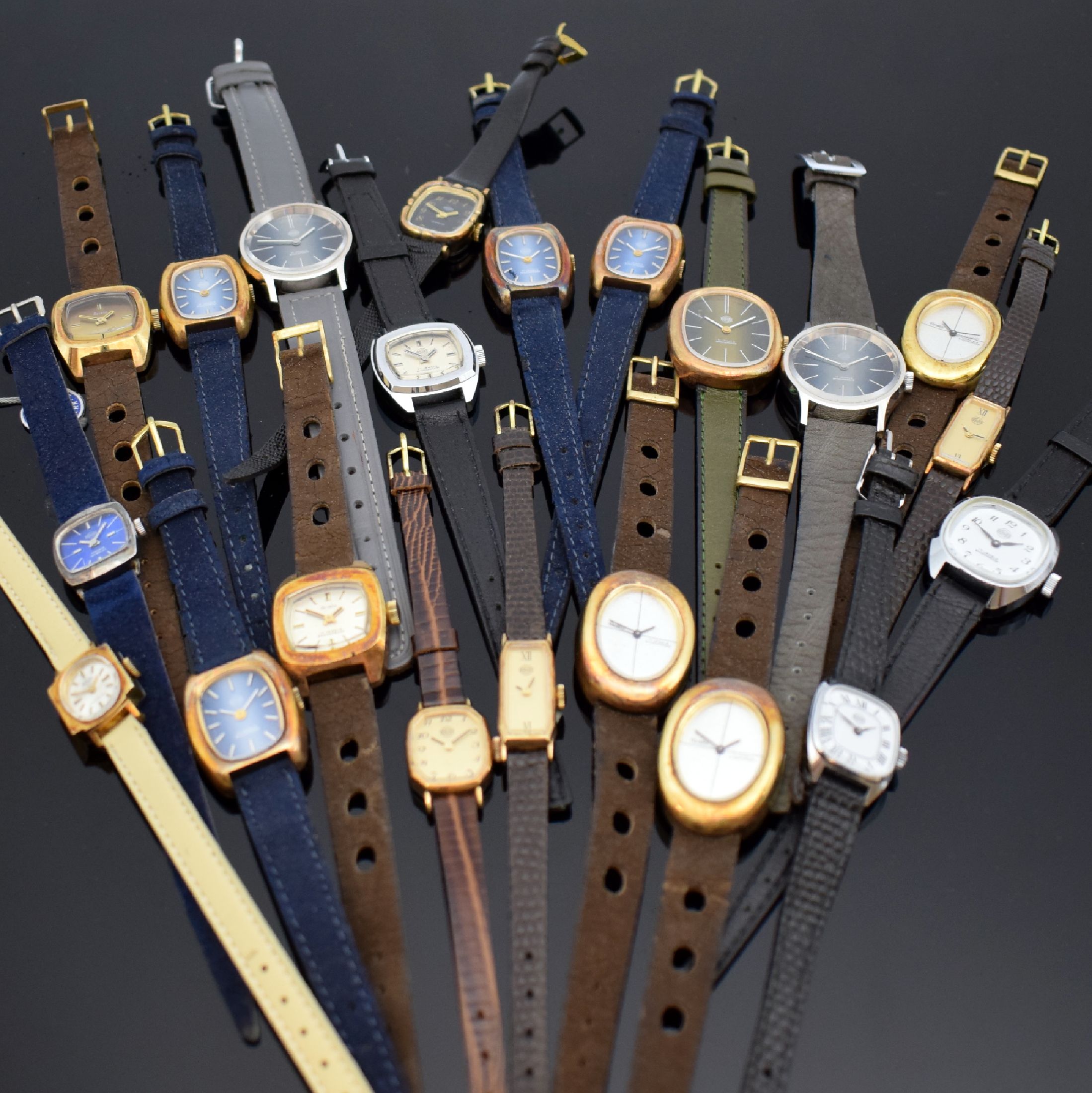 BERGER und ARISTO 22 Damenarmbanduhren, Lagerware um 1970, Handaufzug, vergoldet und verchr., gedr. Boden, versch. Zifferbl., D. ca. 11 - 30 mm, ...