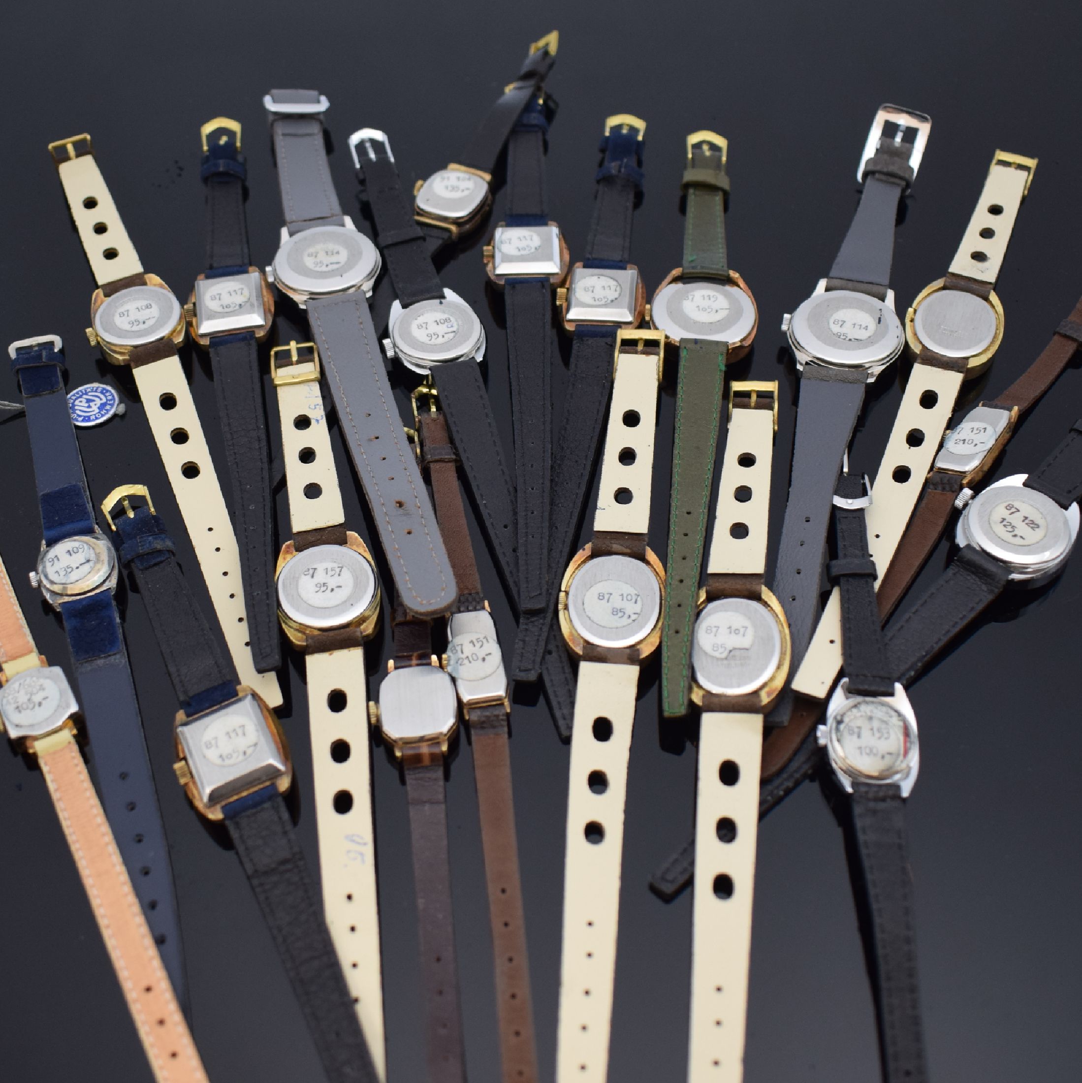 Detail d: BERGER und ARISTO 22 Damenarmbanduhren, Lagerware um 1970, Handaufzug, vergoldet und verchr., gedr. Boden, versch. Zifferbl., D. ca. 11 - 30 mm, ...