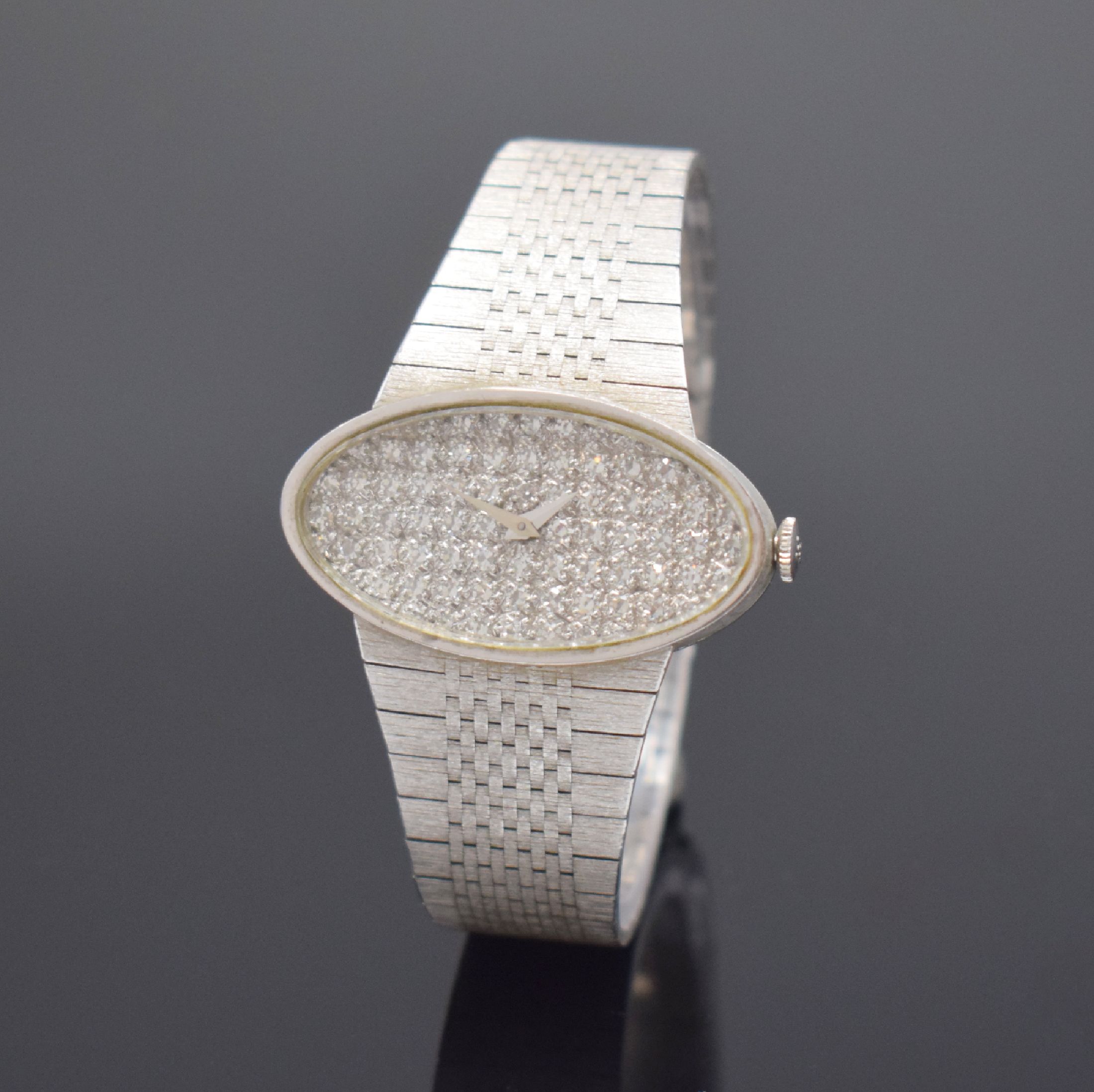 Ausgefallene Damenarmbanduhr in WG 750/000 mit aufwendigem Diamantbesatz, Schweiz um 1970, Handaufzug, gedr. Geh., Milanaiseband, WG-Zifferbl. m. ...