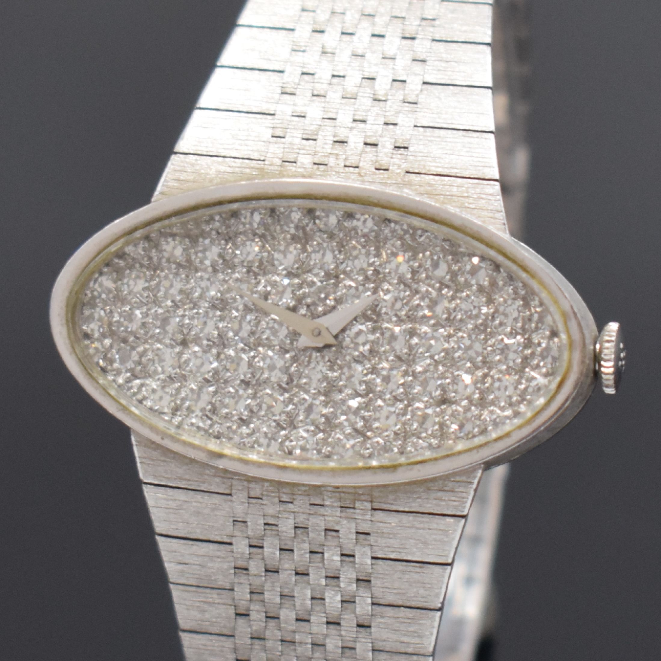 Detail a: Ausgefallene Damenarmbanduhr in WG 750/000 mit aufwendigem Diamantbesatz, Schweiz um 1970, Handaufzug, gedr. Geh., Milanaiseband, WG-Zifferbl. m. ...