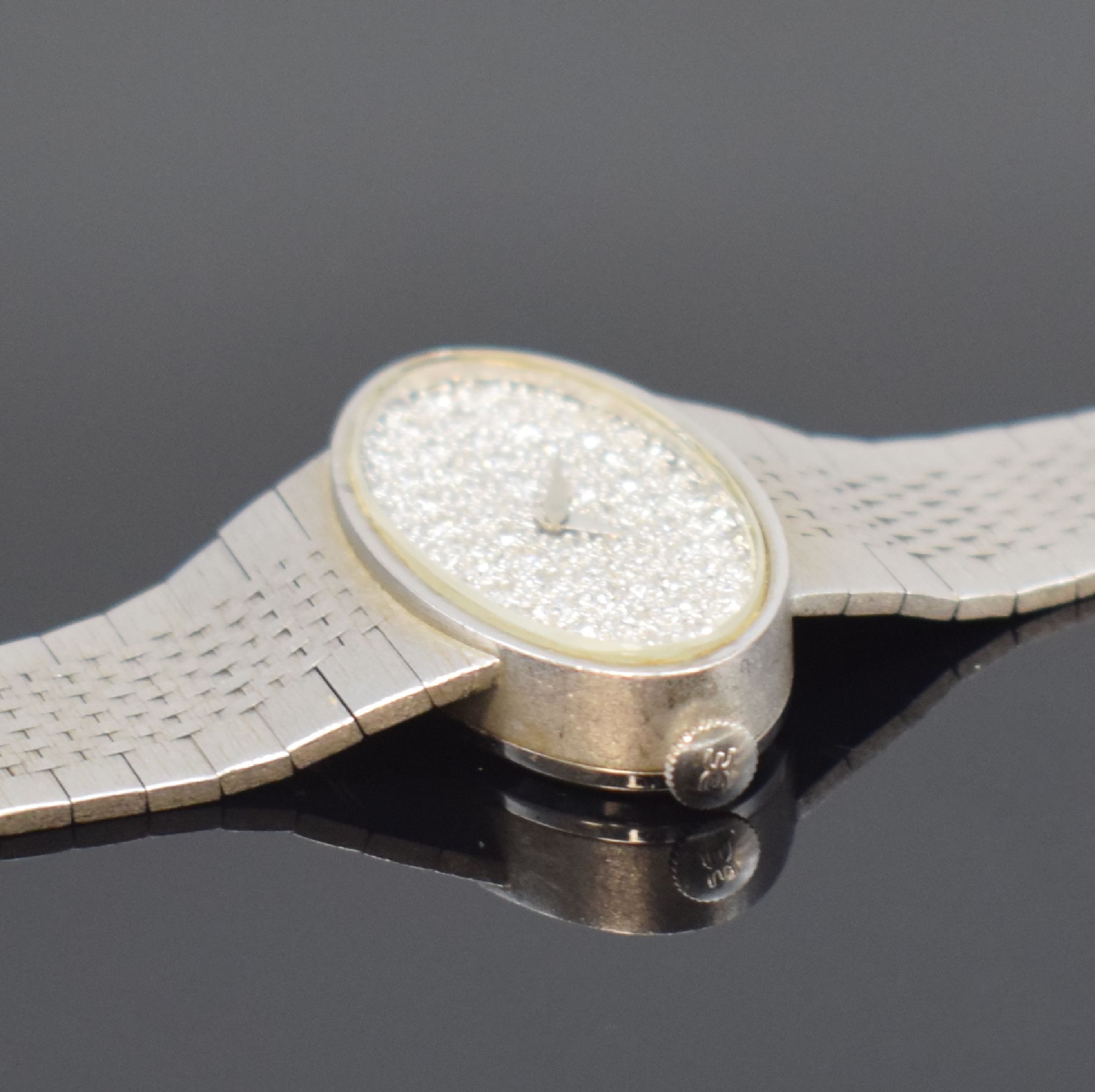 Detail c: Ausgefallene Damenarmbanduhr in WG 750/000 mit aufwendigem Diamantbesatz, Schweiz um 1970, Handaufzug, gedr. Geh., Milanaiseband, WG-Zifferbl. m. ...