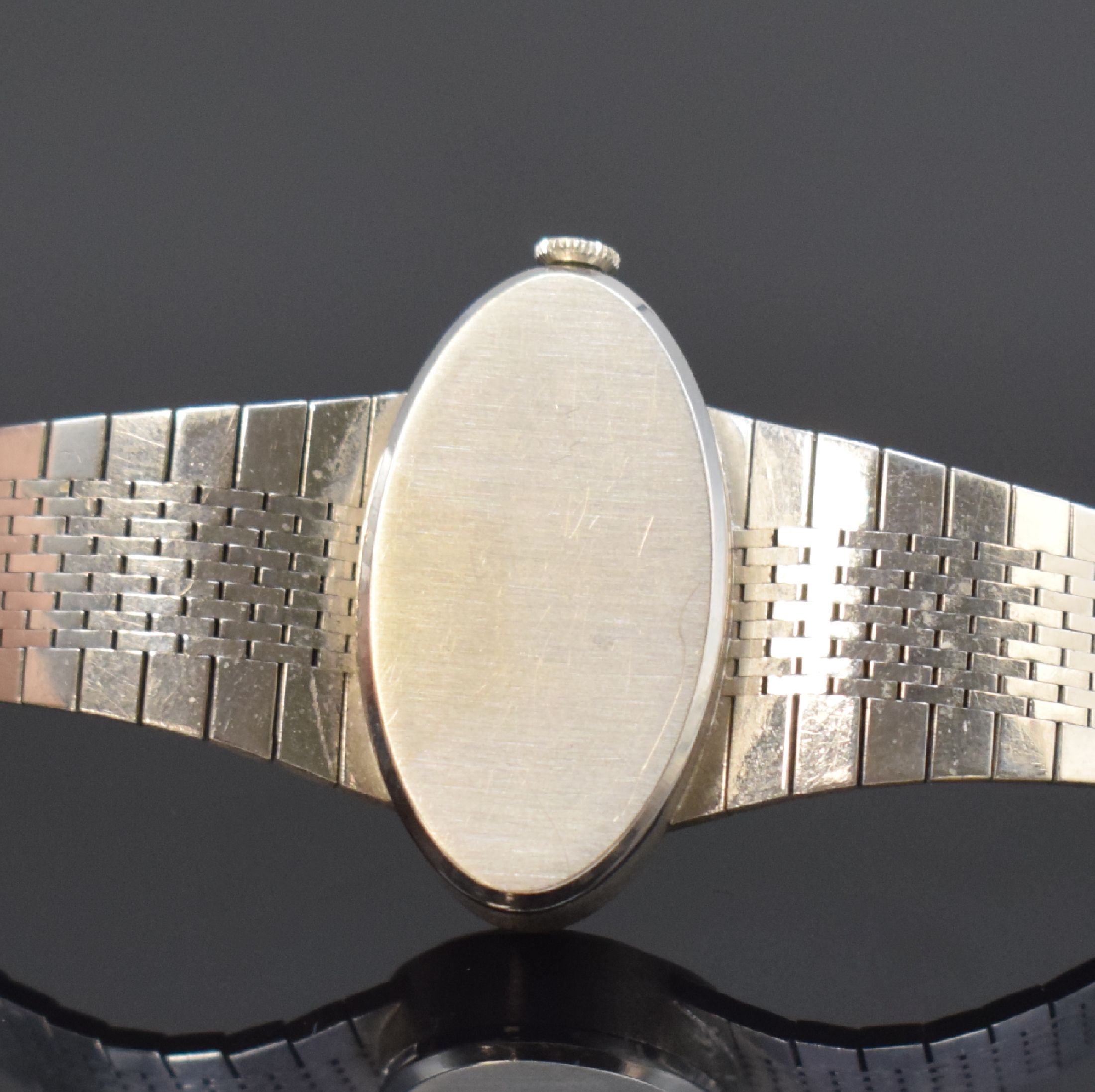 Detail d: Ausgefallene Damenarmbanduhr in WG 750/000 mit aufwendigem Diamantbesatz, Schweiz um 1970, Handaufzug, gedr. Geh., Milanaiseband, WG-Zifferbl. m. ...