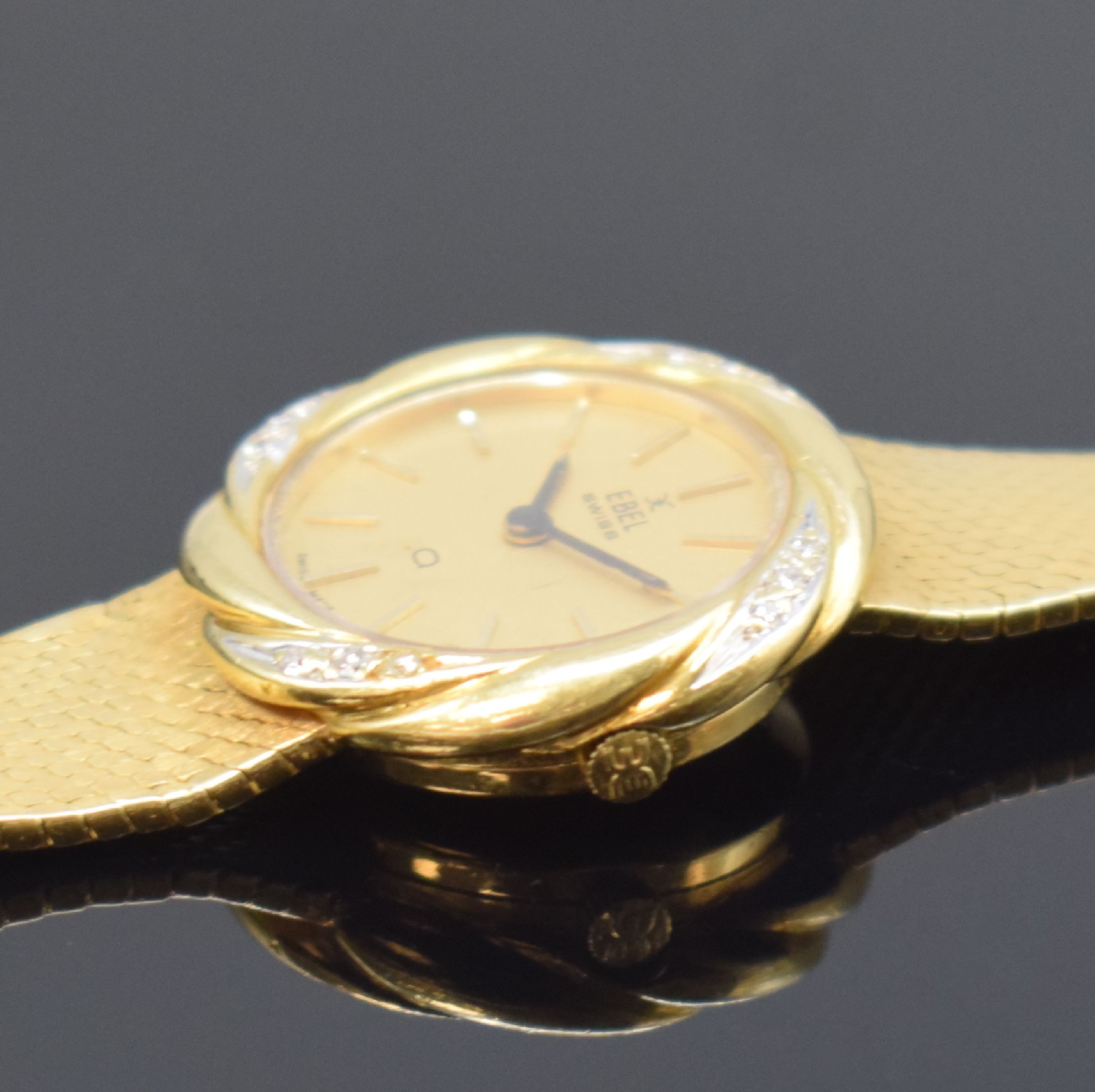 Detail d: EBEL Damenarmbanduhr in GG 750/000, Schweiz um 1970, quarz, gedr. Gehäuse, Milanaiseband, gold. Zifferbl. m. aufges. Std.-Ind., D. ca. 24 mm, L. ca. ...
