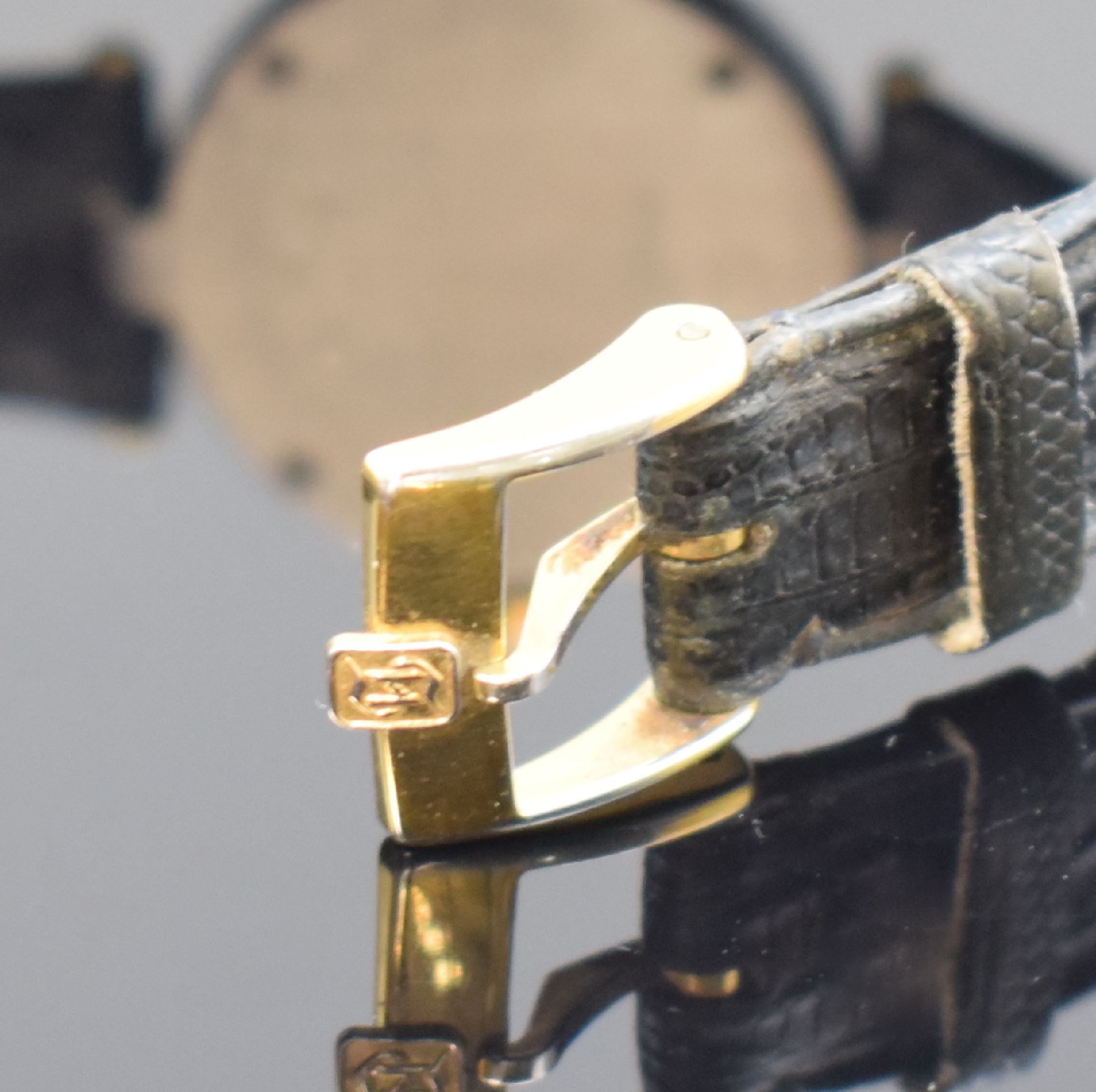 Detail b: H. STERN Damenarmbanduhr, Schweiz um 2000, quarz, Keramikgeh., Stahlboden verschr., facett. Glas m. röm. Zahlen, schwarzes Zifferbl., gold. Zeiger, ...