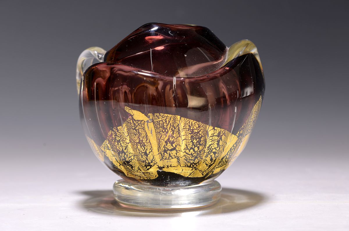 Künstlervase, wohl Theodor Sellner, Fausto, bez. 104/97, amethystfarbenes Glas, farblos überstochen, Goldflittereinschmelzungen, Fuß und Henkel ...