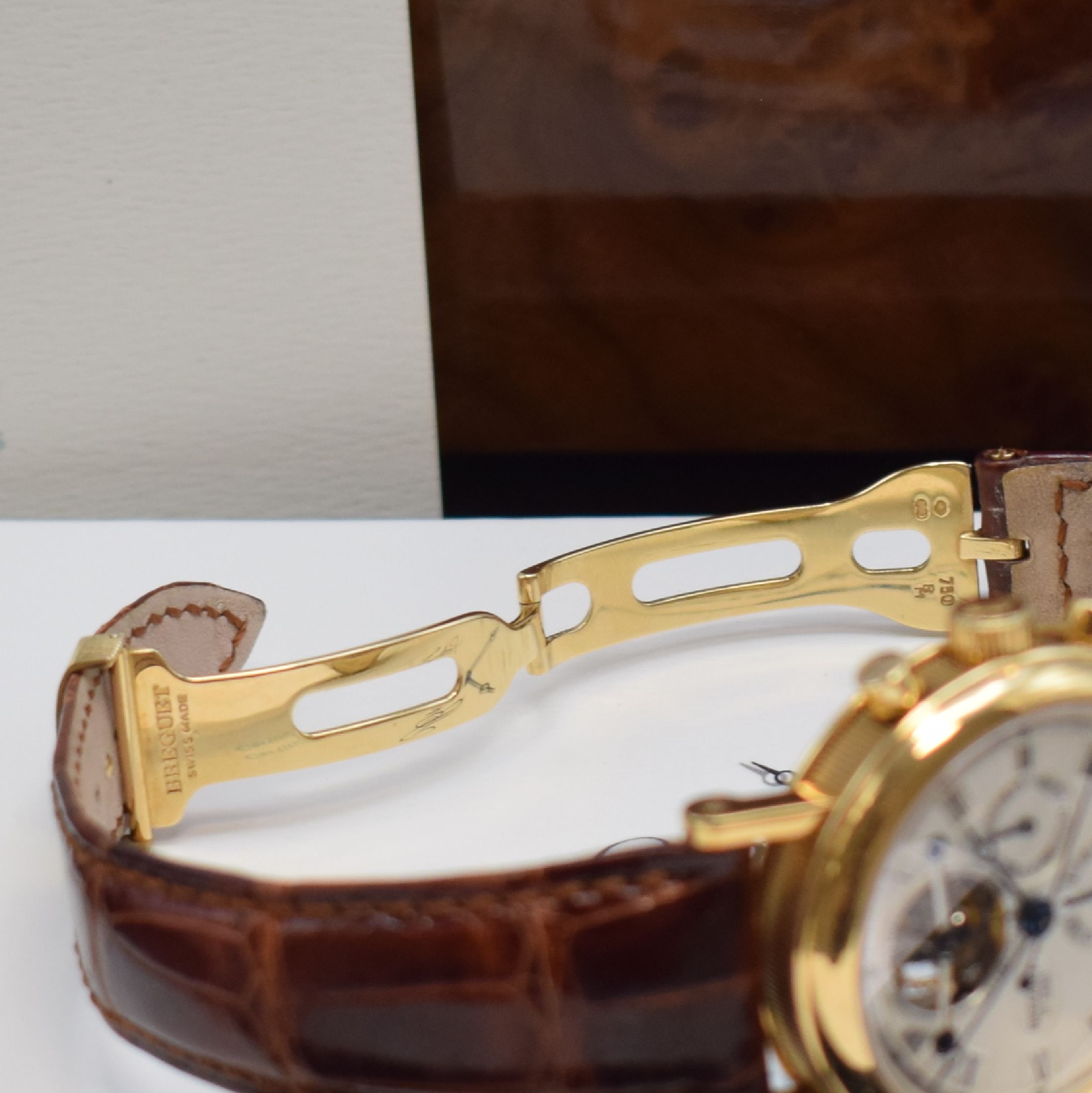 Detail c: BREGUET Armbandtourbillon mit Chronograph in GG 750/000 Referenz 3577, Schweiz verk. lt. orig. Pap. 2005, Handaufzug, beids. vergl. Geh. m. geripptem ...