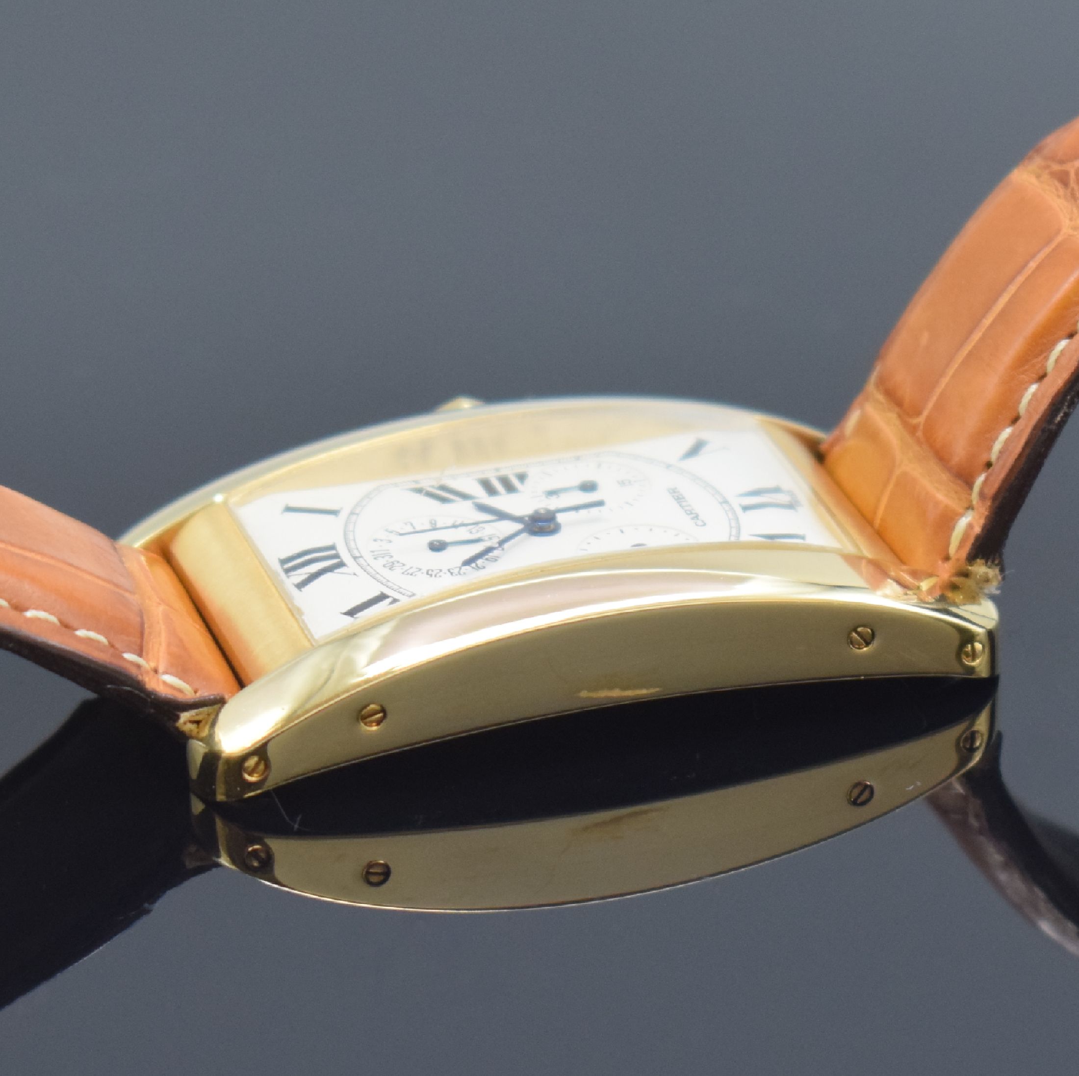 Detail e: CARTIER Tank Americaine Armbandchronograph in GG 750/000 Referenz 1730, Schweiz um 2005, quarz, großes recheck. Geh., Saphirglas verkr., Boden ...