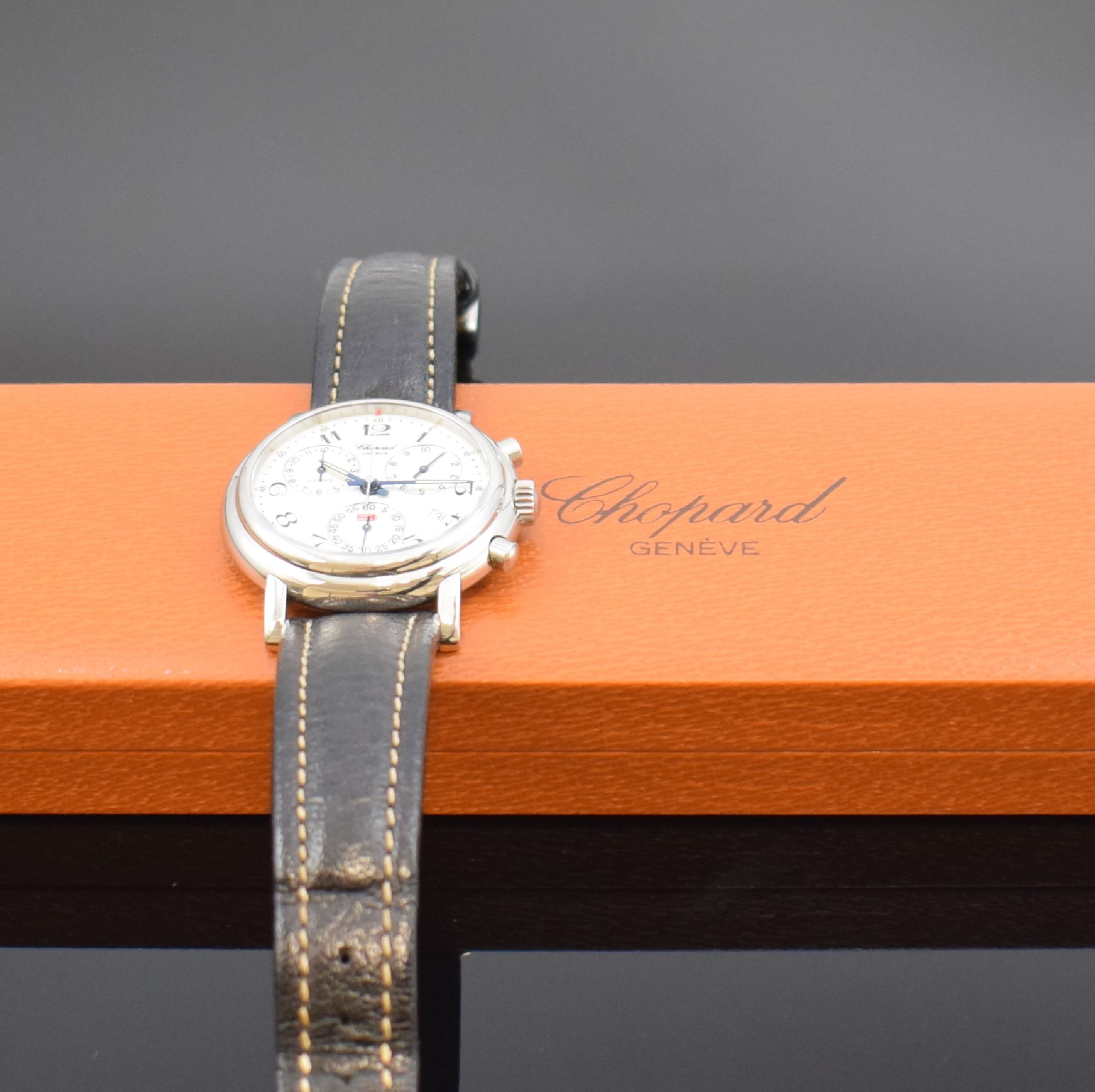 Detail e: CHOPARD Mille Miglia Herrenarmbanduhr mit Chronograph in Stahl Referenz 8271, Schweiz um 1995, quarz, Edelstahlgeh., Boden 8-fach verschr., weißes ...