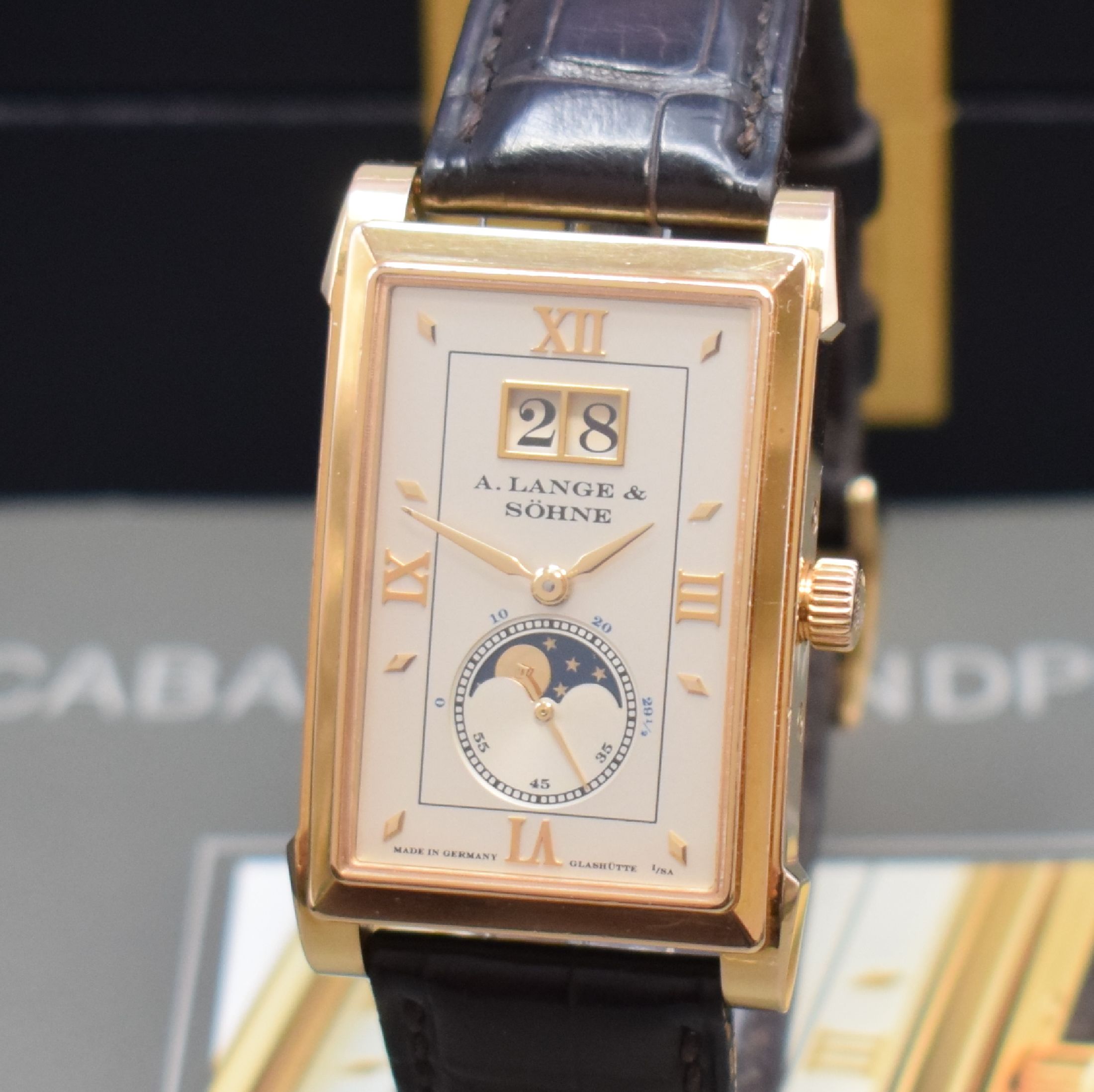 Detail a: A. LANGE & SÖHNE hochfeine Herrenarmbanduhr Serie Cabaret Referenz 118.032 in RG 750/000, Deutschland um 2005, Handaufzug, rechteck. Geh. beids. ...