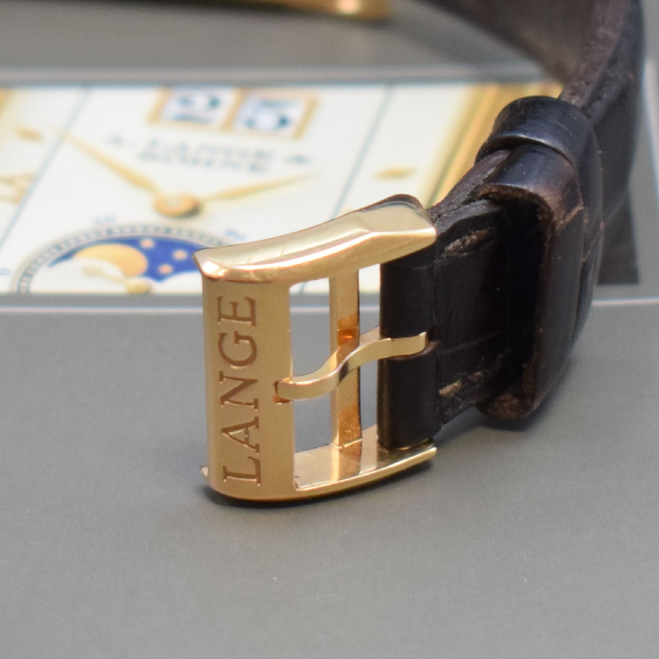 Detail b: A. LANGE & SÖHNE hochfeine Herrenarmbanduhr Serie Cabaret Referenz 118.032 in RG 750/000, Deutschland um 2005, Handaufzug, rechteck. Geh. beids. ...
