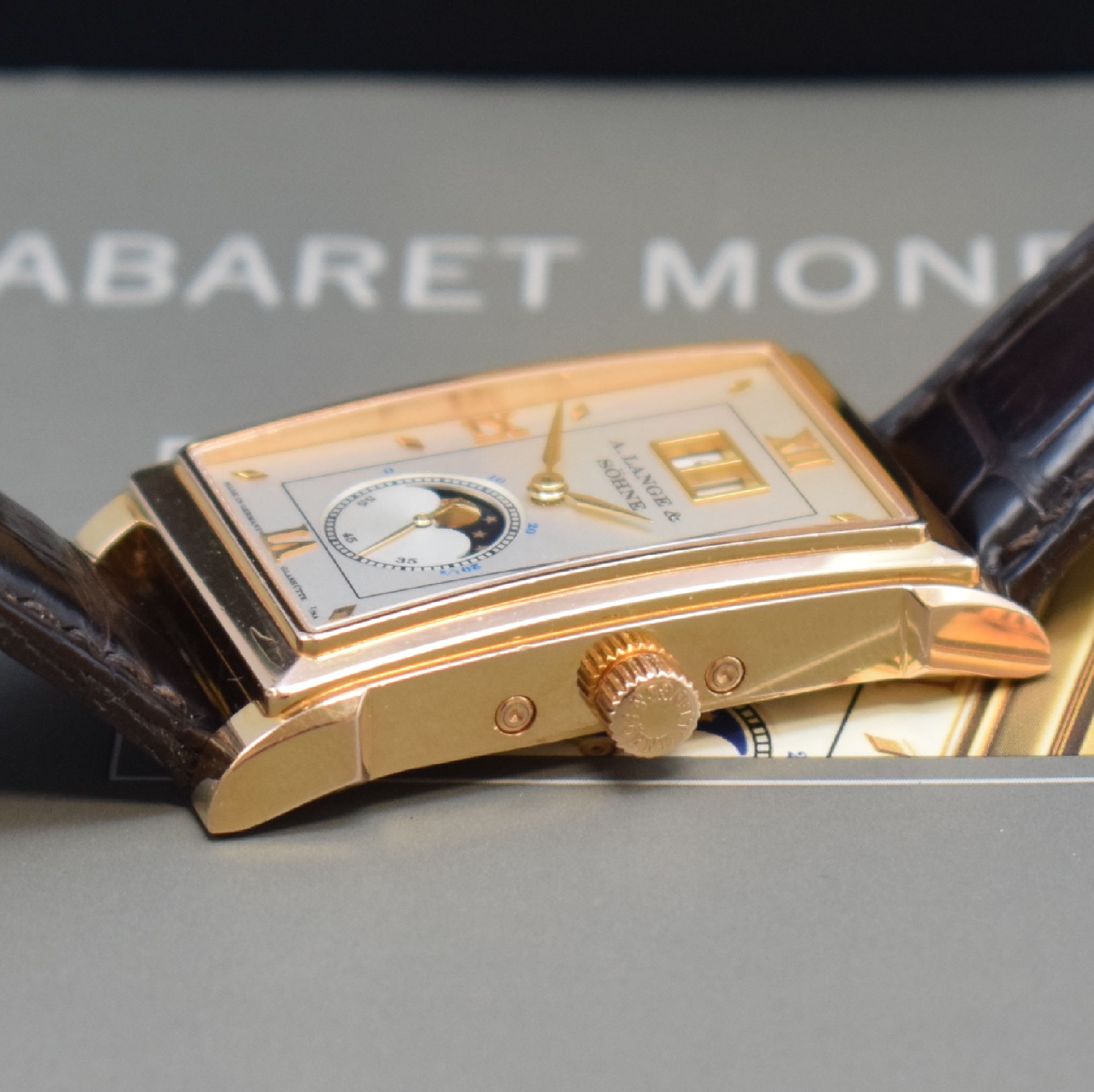Detail d: A. LANGE & SÖHNE hochfeine Herrenarmbanduhr Serie Cabaret Referenz 118.032 in RG 750/000, Deutschland um 2005, Handaufzug, rechteck. Geh. beids. ...