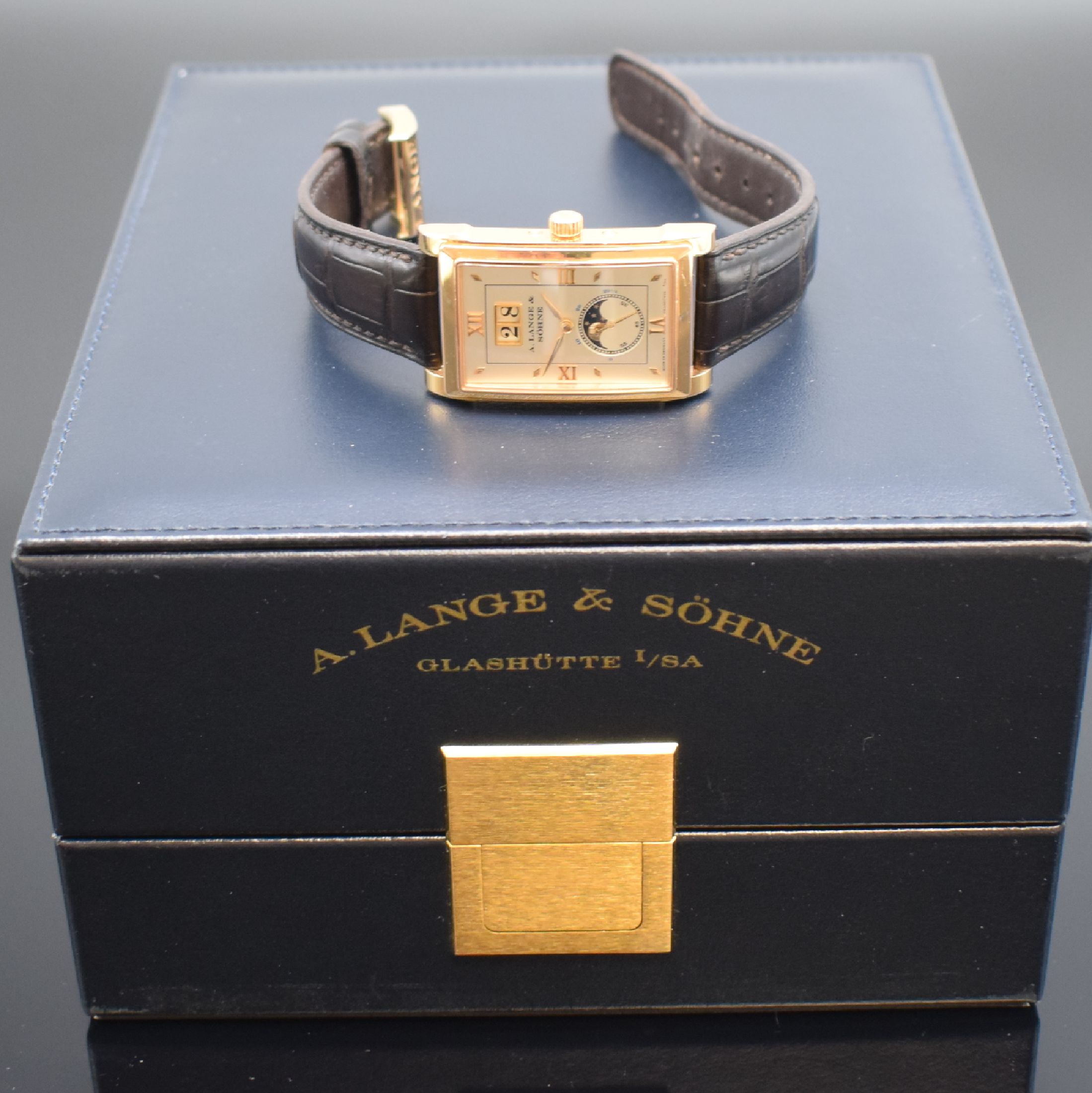 Detail g: A. LANGE & SÖHNE hochfeine Herrenarmbanduhr Serie Cabaret Referenz 118.032 in RG 750/000, Deutschland um 2005, Handaufzug, rechteck. Geh. beids. ...