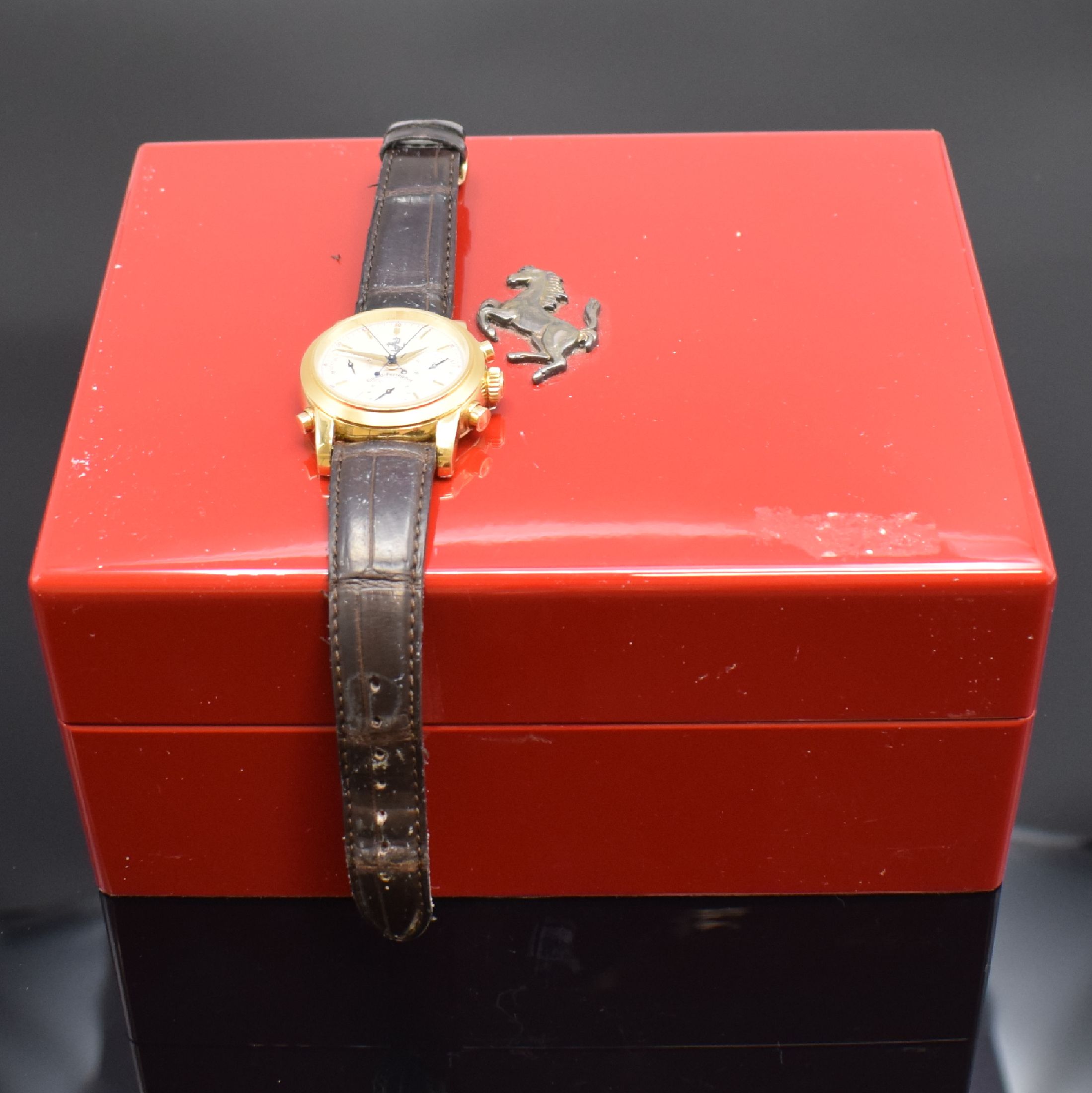 Detail g: GIRARD PERREGAUX / FERRARI limitierter Herrenchronograph mit Rattrapante Referenz 9015, Schweiz um 1990, Automatik, verschr. Geh., Boden m. Ferrari ...
