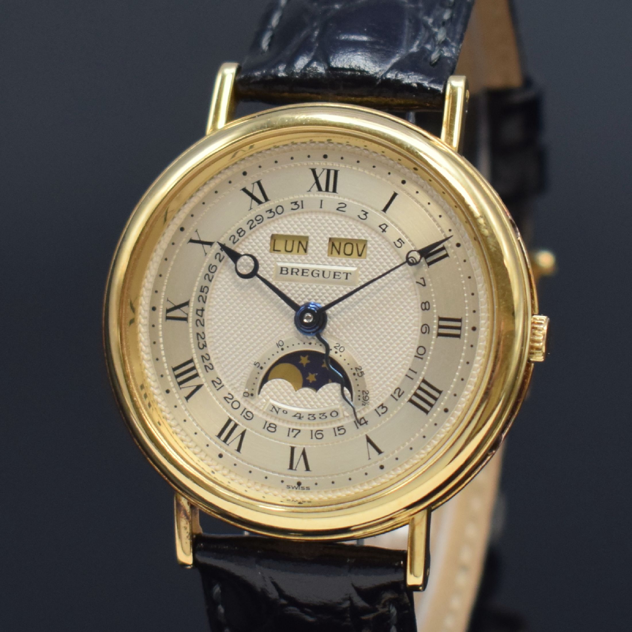 Detail a: BREGUET Herrenarmbanduhr mit Vollkalender und Mondphase in GG 750/000, Schweiz um 1990, Automatik, gedr. Geh. m. geripptem Rand, seitl. Korrekturdr. ...