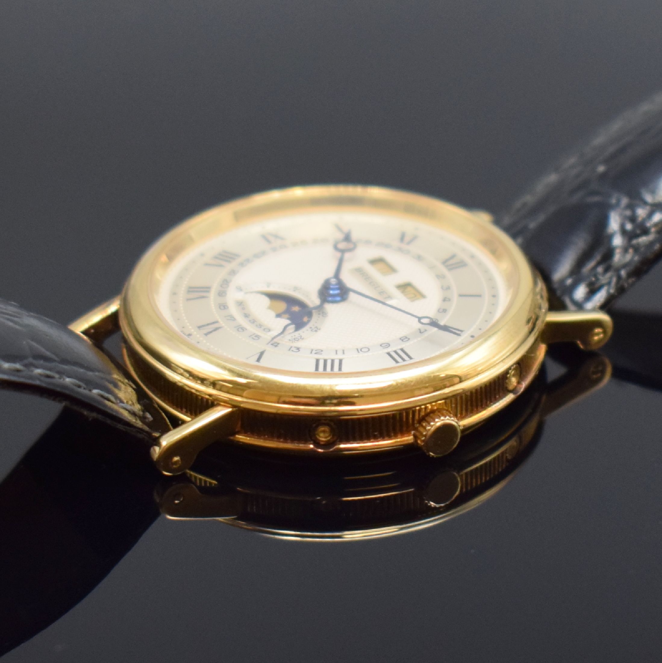 Detail c: BREGUET Herrenarmbanduhr mit Vollkalender und Mondphase in GG 750/000, Schweiz um 1990, Automatik, gedr. Geh. m. geripptem Rand, seitl. Korrekturdr. ...