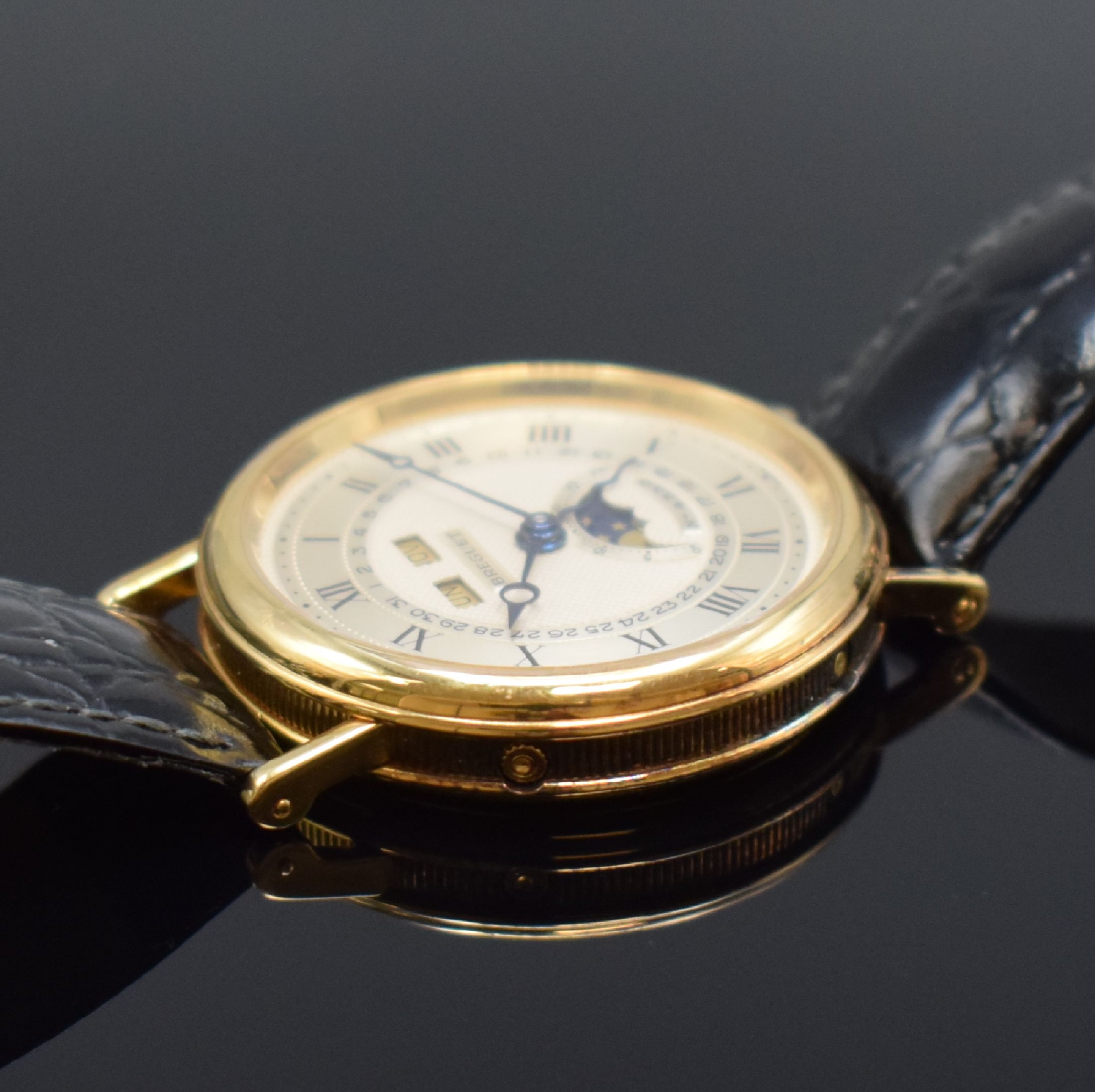 Detail d: BREGUET Herrenarmbanduhr mit Vollkalender und Mondphase in GG 750/000, Schweiz um 1990, Automatik, gedr. Geh. m. geripptem Rand, seitl. Korrekturdr. ...