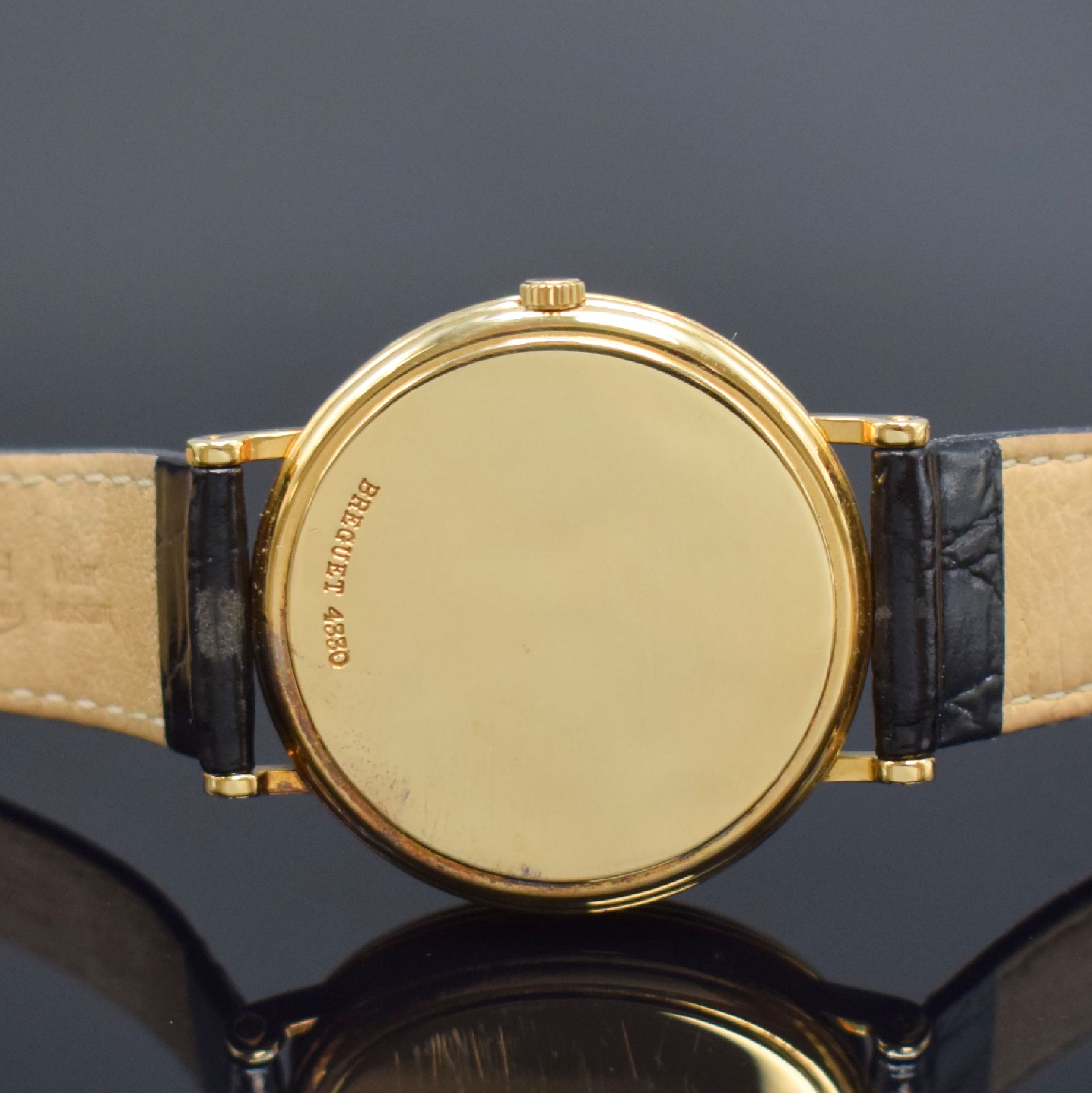 Detail e: BREGUET Herrenarmbanduhr mit Vollkalender und Mondphase in GG 750/000, Schweiz um 1990, Automatik, gedr. Geh. m. geripptem Rand, seitl. Korrekturdr. ...