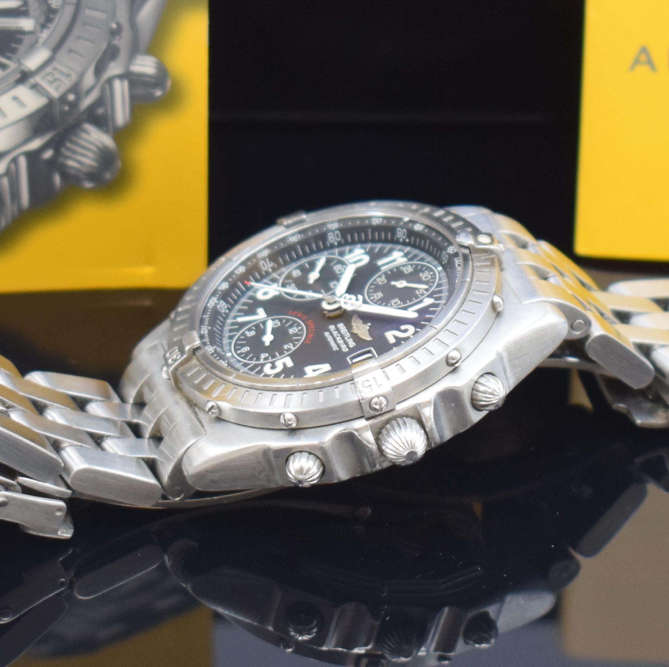 Detail c: BREITLING Chronomat Blackbird Herrenarmbanduhr mit Chronograph in Stahl Referenz A13350, Schweiz um 2000, Automatik, verschr. Gehäuse, Pilotband m. ...