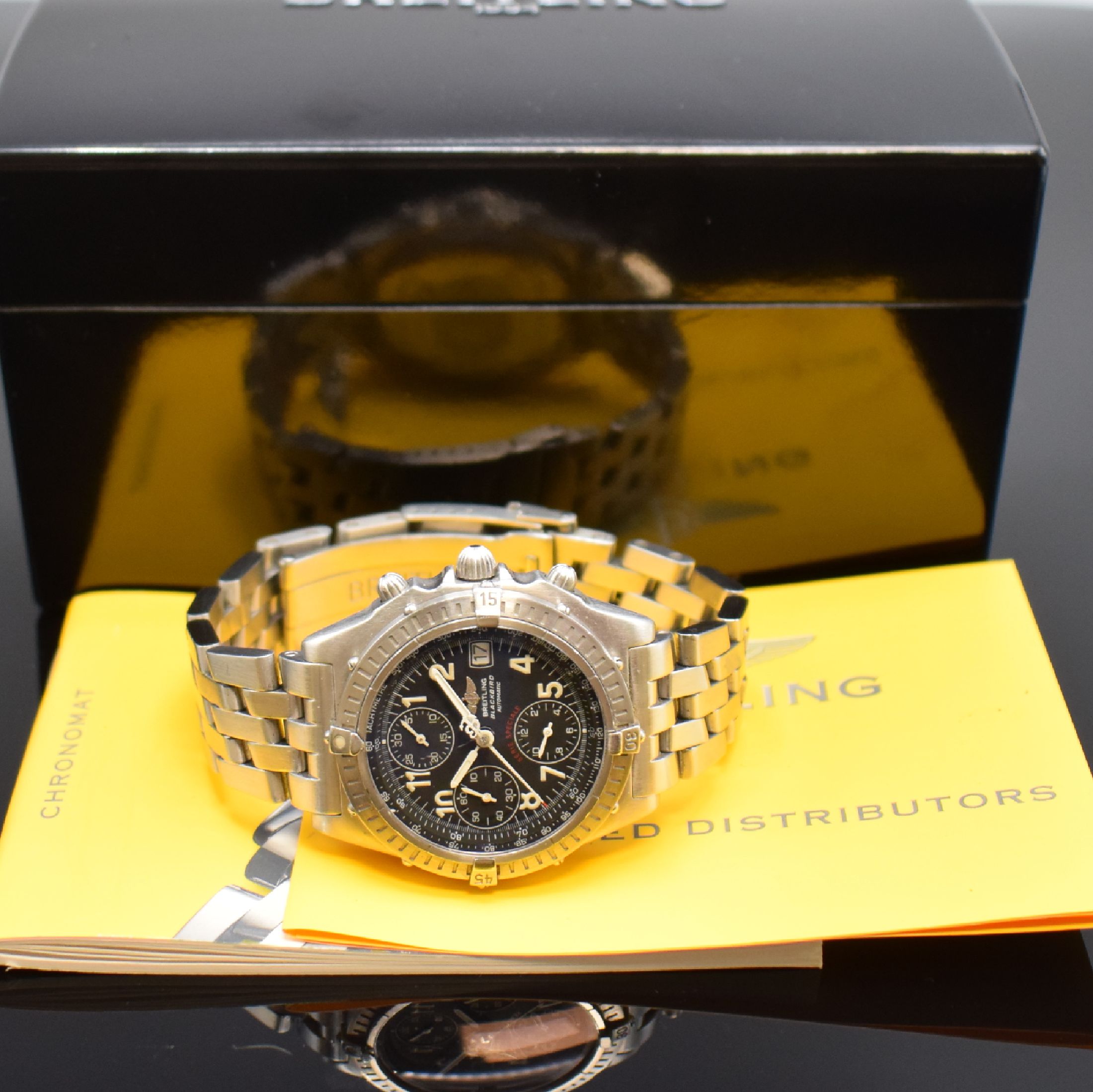 Detail e: BREITLING Chronomat Blackbird Herrenarmbanduhr mit Chronograph in Stahl Referenz A13350, Schweiz um 2000, Automatik, verschr. Gehäuse, Pilotband m. ...