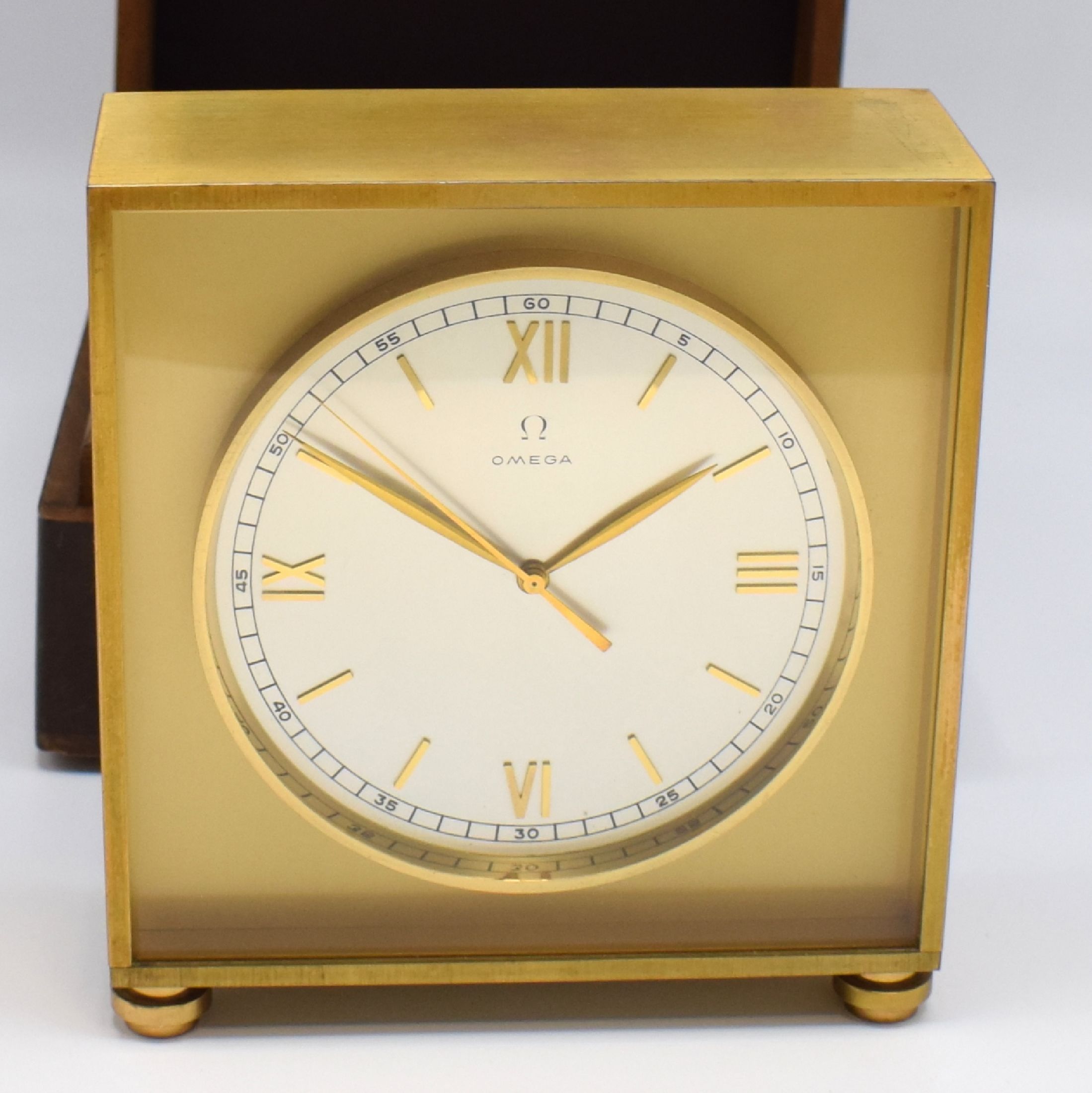 Detail a: OMEGA seltene 8-Tage Pendulette mit springender Sekunde im originalem Holzkasten, Schweiz um 1945, verg. Geh., Rücks. m. Widmung, silb. Zifferbl. m. ...