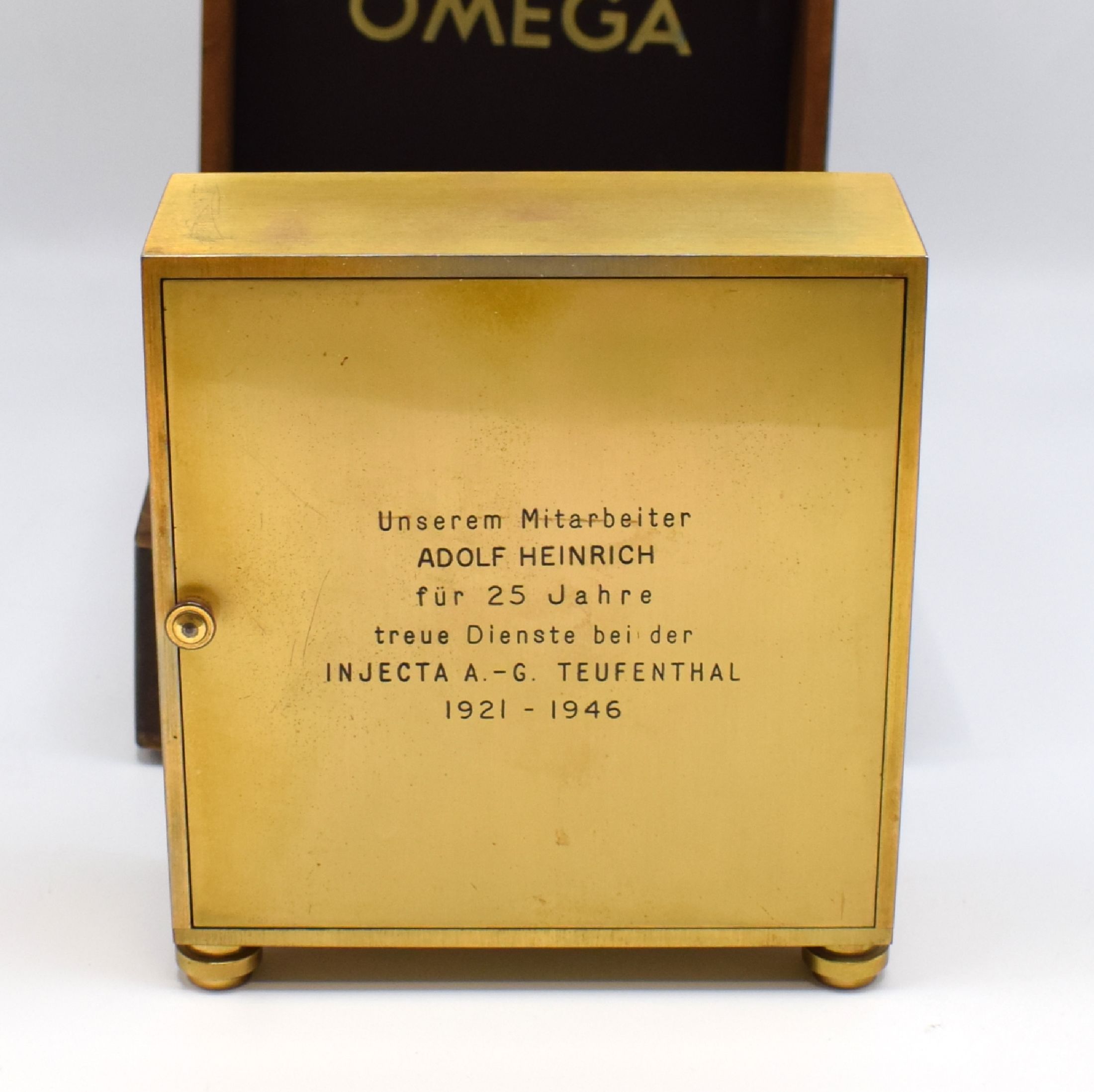 Detail c: OMEGA seltene 8-Tage Pendulette mit springender Sekunde im originalem Holzkasten, Schweiz um 1945, verg. Geh., Rücks. m. Widmung, silb. Zifferbl. m. ...