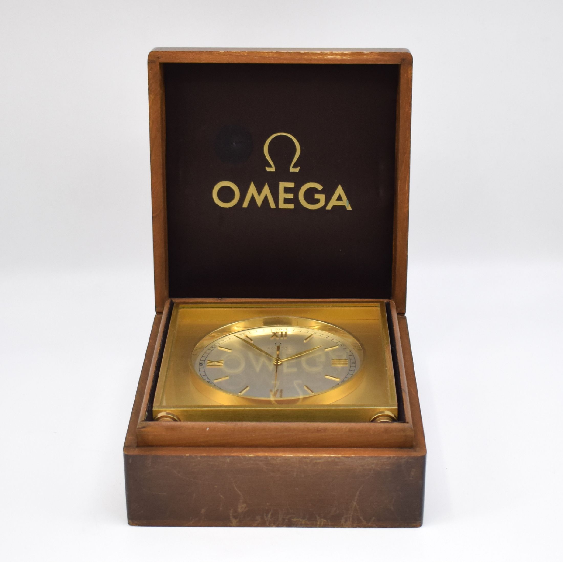 Detail f: OMEGA seltene 8-Tage Pendulette mit springender Sekunde im originalem Holzkasten, Schweiz um 1945, verg. Geh., Rücks. m. Widmung, silb. Zifferbl. m. ...